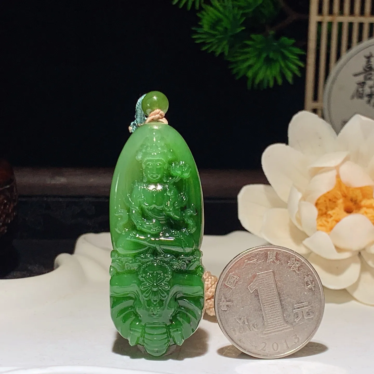 和田玉阳绿俄罗斯碧玉普贤菩萨牌挂件 尺寸52/21/11重23
.5克。玉质细腻油润。手推出油。佩戴高端典雅。lt260127