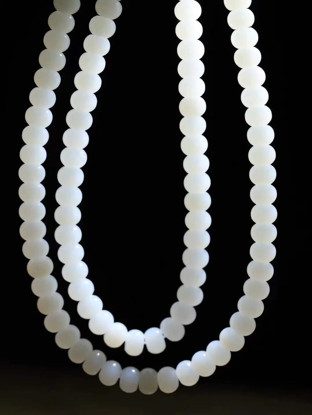 【算盘珠.挂链】

精品和田玉白玉算盘珠挂链 玉质温润 油性十足 形算盘珠，静于念间，佛韵在心，轻轻拨动，尘埃落定，浮浮尘世，一念愚即般若绝，一念智即般若生。重78克  尺寸取一5.9-8mm   fDL-66152643