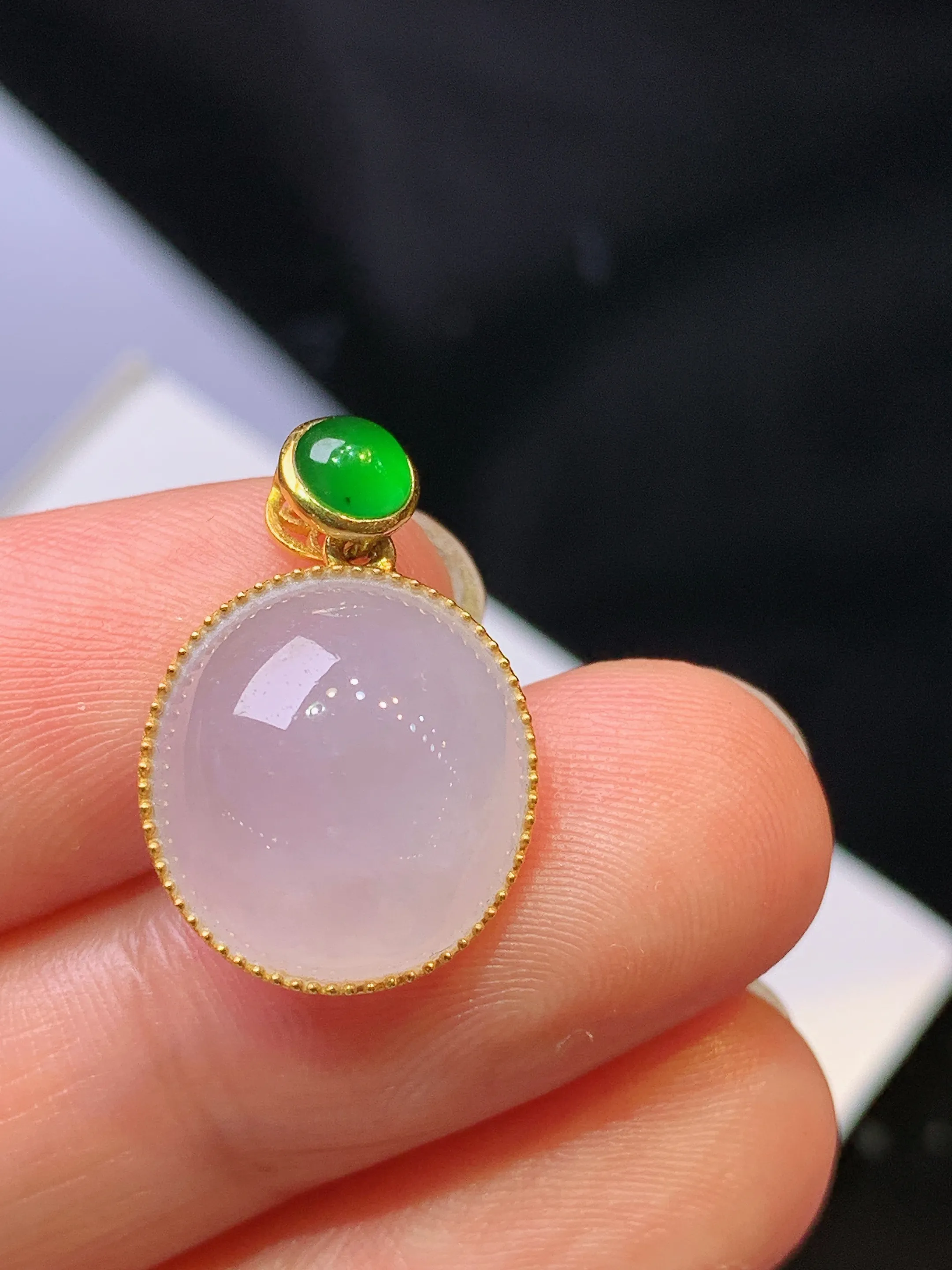 18k金镶嵌淡紫罗兰蛋面吊坠 玉质细腻 色泽清新艳丽 整体尺寸19.7*13*8