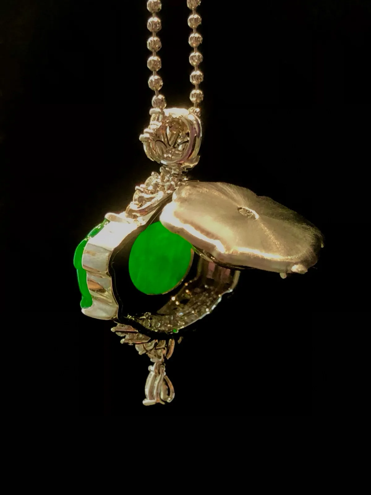 ️缅甸高冰帝王绿唐马吊坠 
满色均匀，种老通透，搭配闪耀的天然钻石镶嵌更显时尚，雕工精湛马背上有元宝，寓意着马上有钱，一马当先
整体32.4×22.5×8.5
裸石22.5×14.2×3