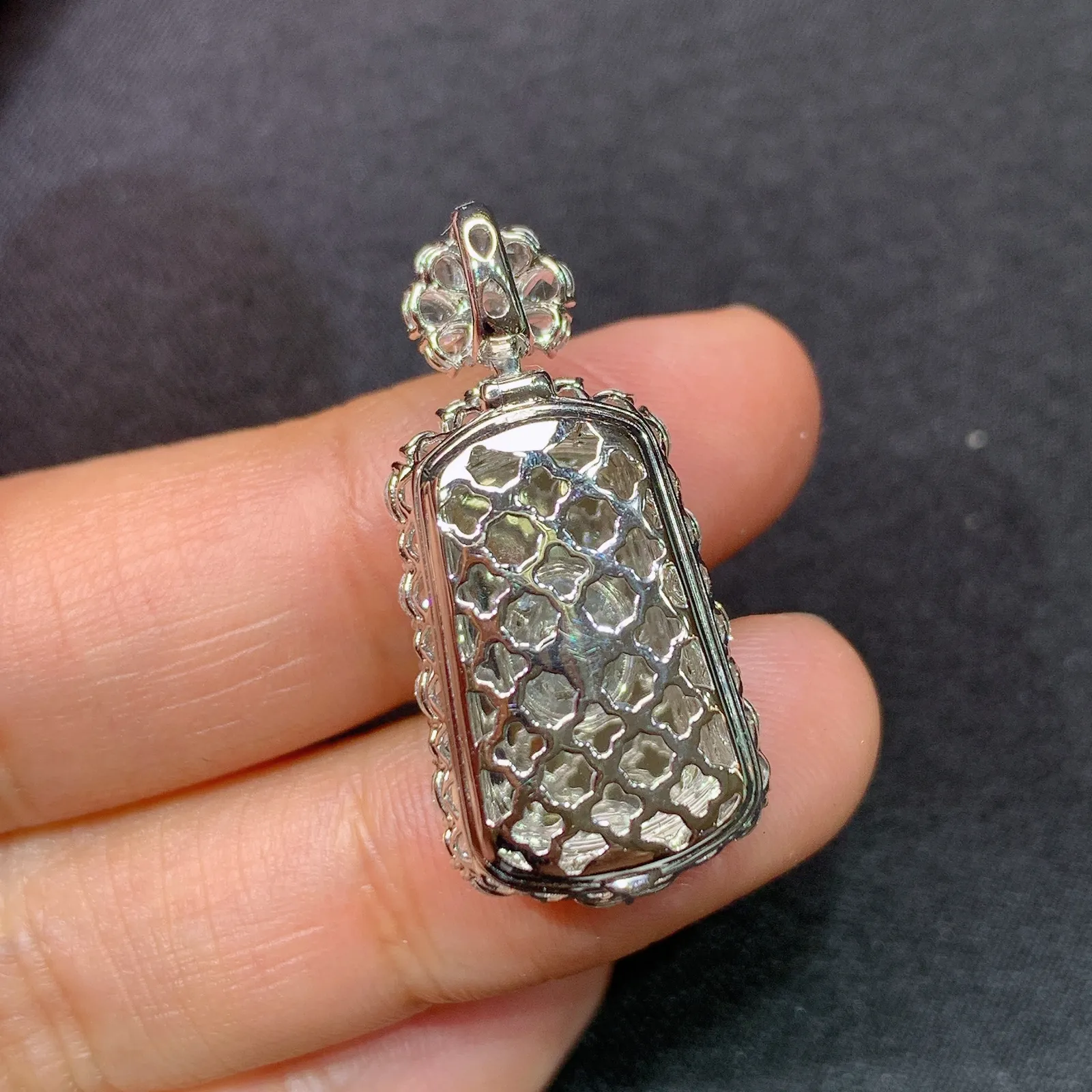 阳绿无事牌吊坠，18k金镶嵌，冰润色阳，种老水足，Ych 尺寸30.3*14.2*8.8