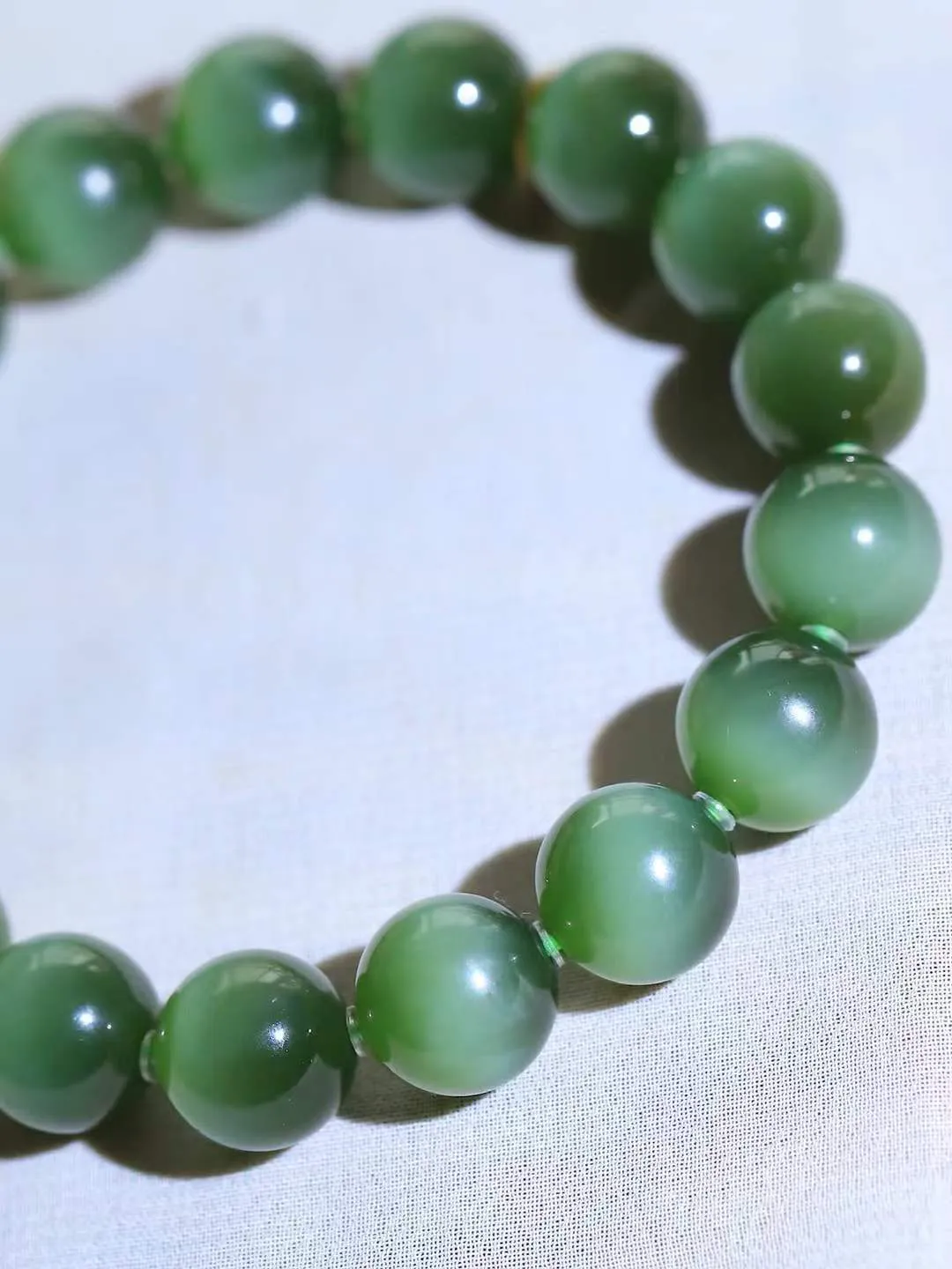 【珠圆玉润.手串】

精品️和田玉碧玉猫眼珠圆玉润手串 玉质温润细腻  整串打磨圆润，佩戴舒适。珠