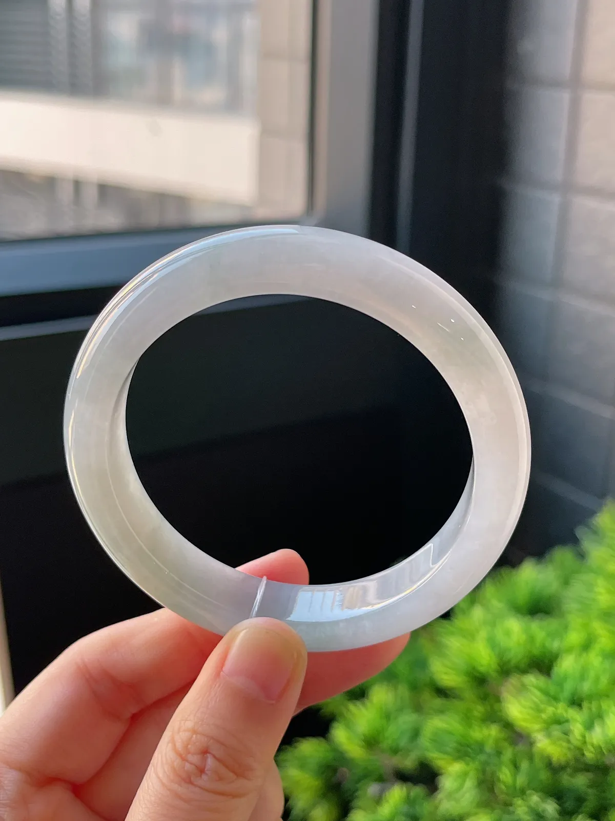 正圈55.5圈口，翡翠冰糯种淡绿色手镯