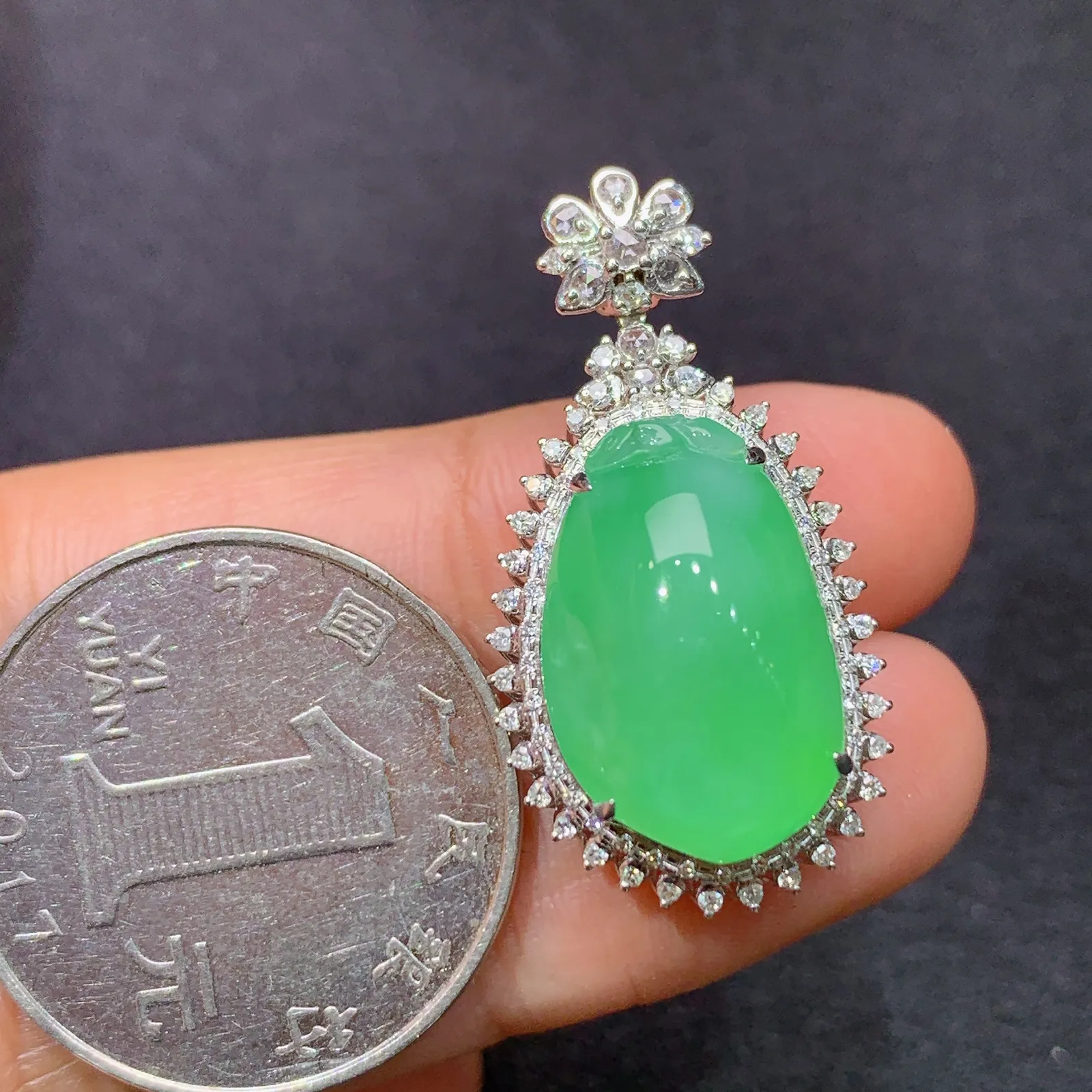 果绿福瓜吊坠，18k金镶嵌，冰润色阳，玉质细腻，种水足，Ysj 尺寸31.4*16.2*12.8