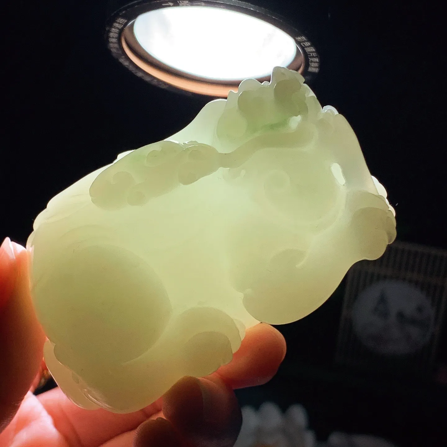 新疆和田玉羊脂白翠青招财进宝携子上朝貔貅把件 尺寸74/52/43重254
.5克。玉质细腻油润。手推出油。佩戴高端典雅。lt260127