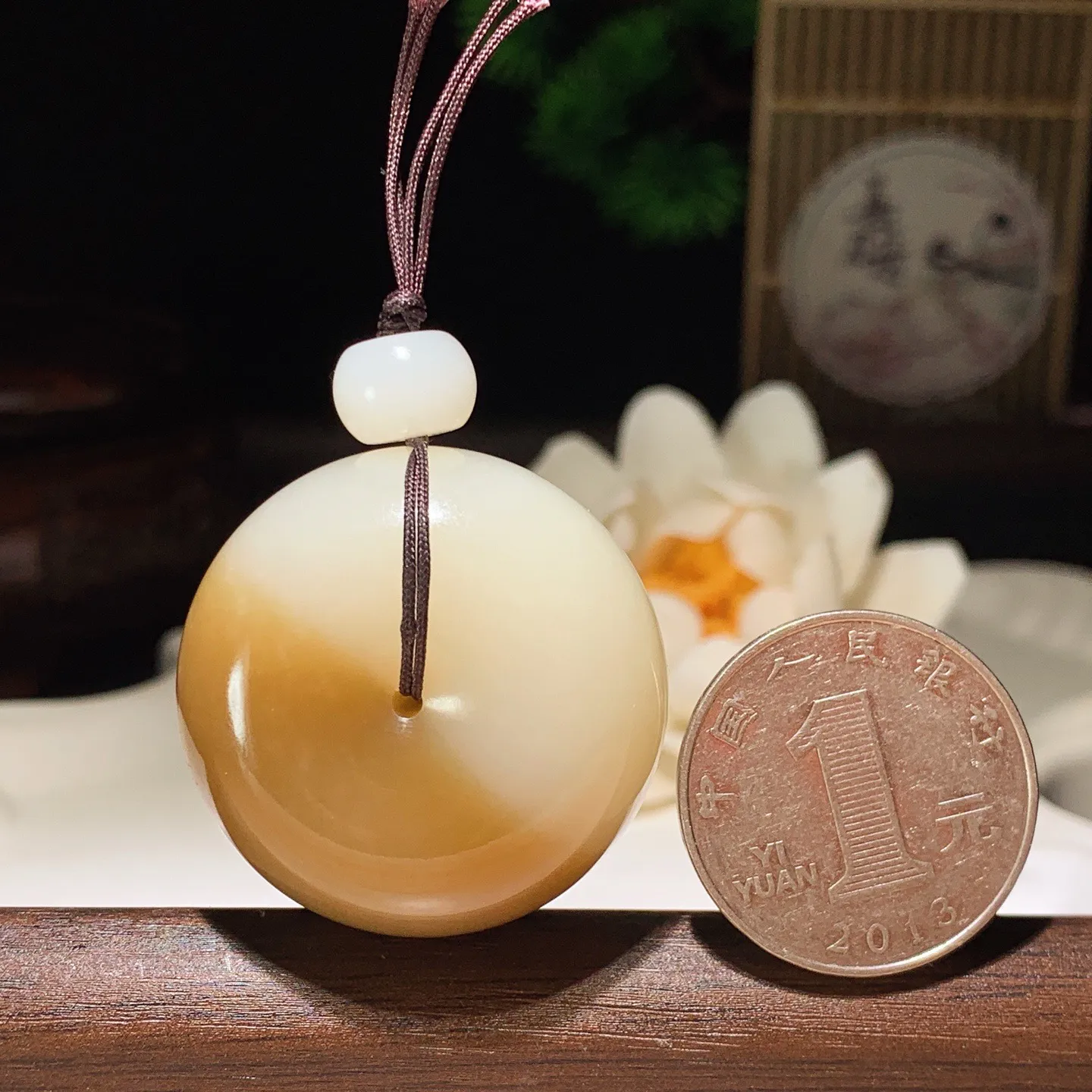 新疆和田玉且末糖平安扣挂件 尺寸34/18/重40克。玉质细腻油润。手推出油。佩戴高端典雅。lt260127