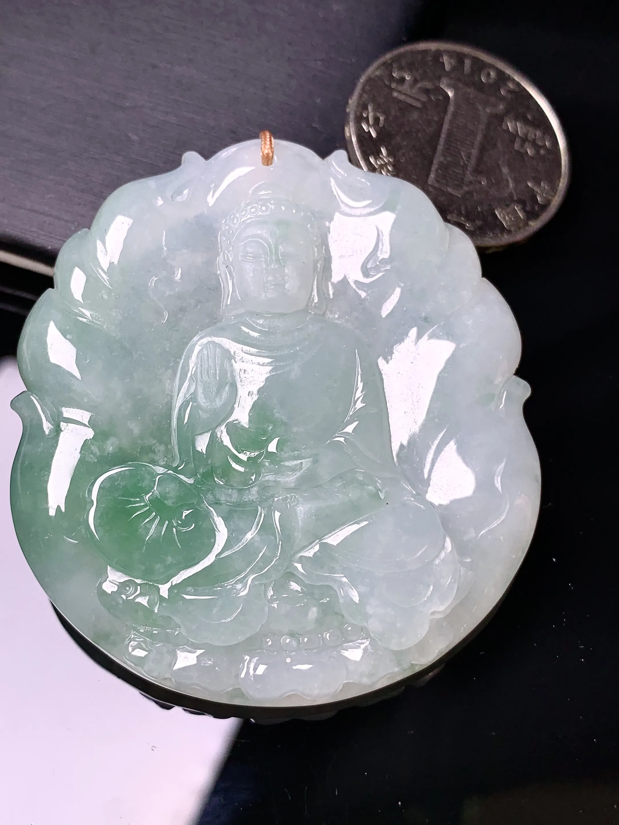 飘绿大日如来吊坠 玉质细腻 色泽清新艳丽 整体尺寸50.5*45.5*5.5