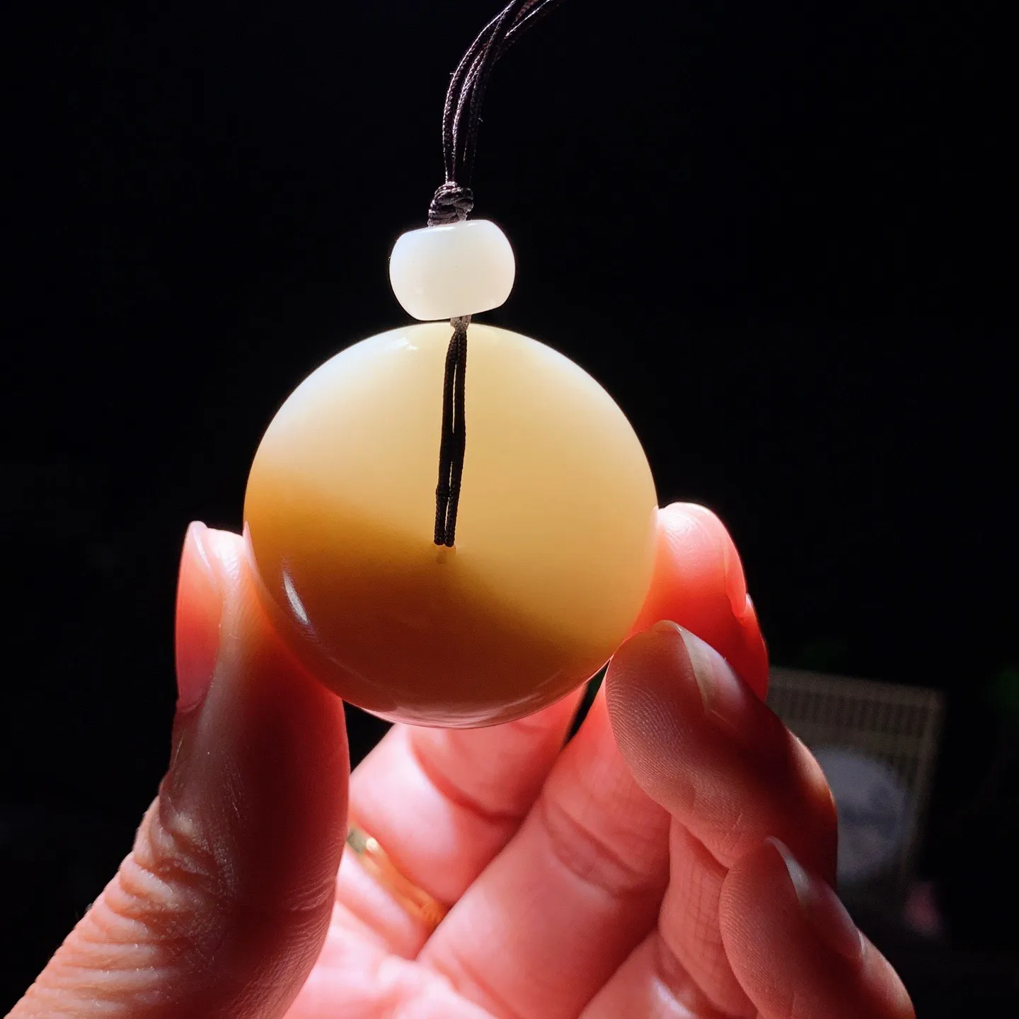 新疆和田玉且末糖平安扣挂件 尺寸34/18/重40克。玉质细腻油润。手推出油。佩戴高端典雅。lt260127