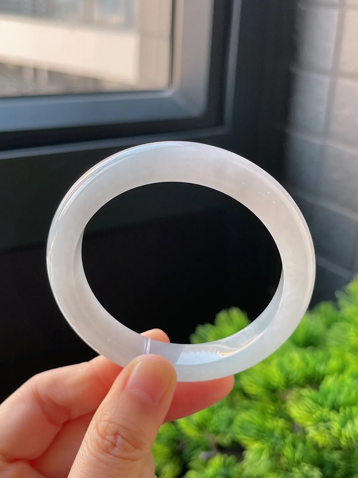 正圈53.5圈口，翡翠冰糯种淡绿色手镯