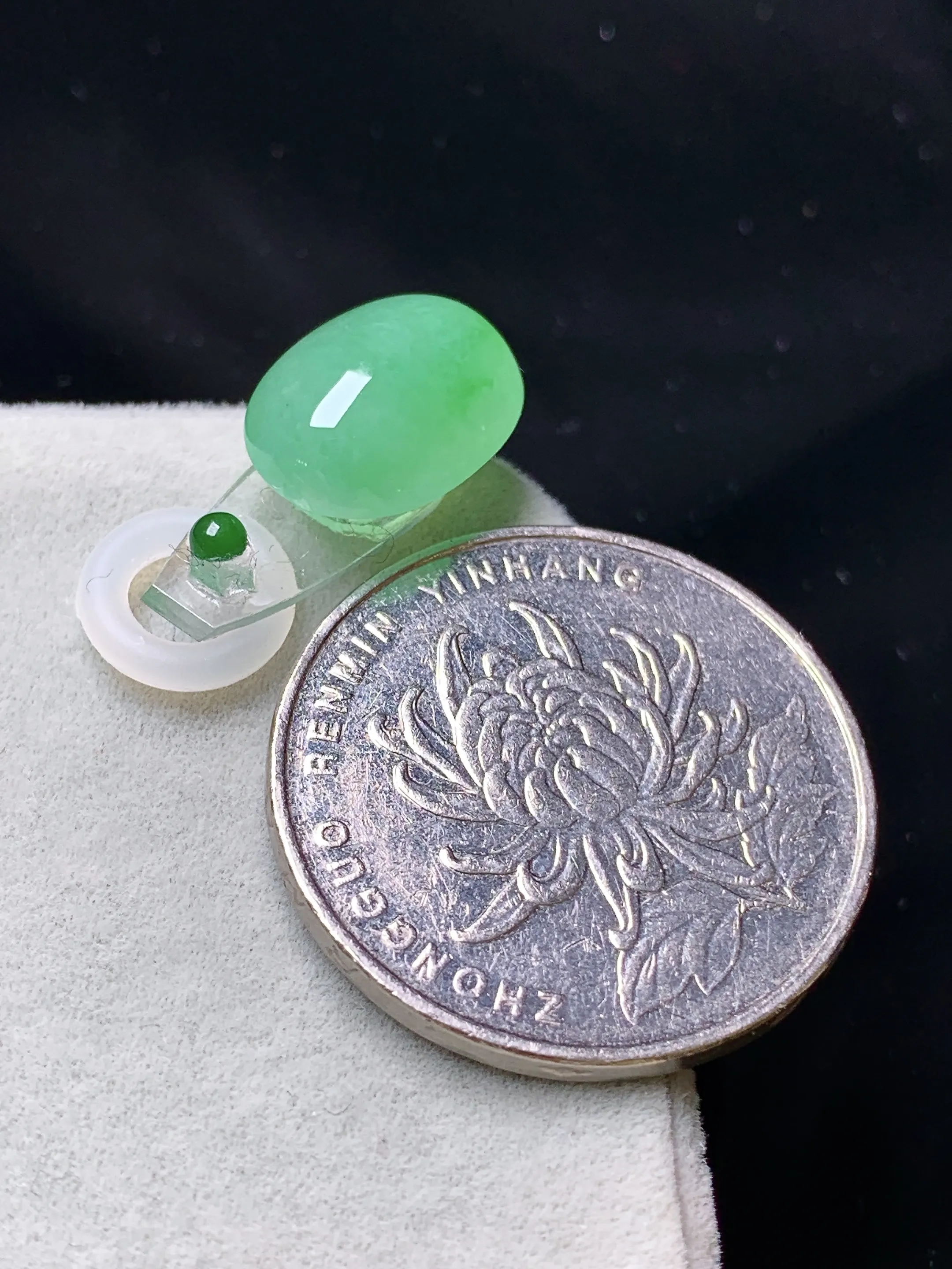 镶嵌款 翠绿蛋面吊坠 玉质细腻 色泽清新艳丽 整体尺寸12.2*9.2*5.5