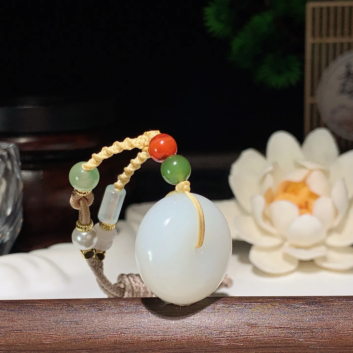 和田玉羊脂白平安扣挂件 尺寸22/11重14.5克。玉质细腻油润。手推出油。佩戴高端典雅。lt260