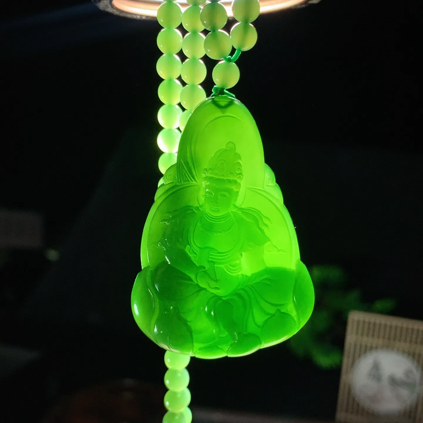 和田玉阳绿俄罗斯碧玉坐莲观音挂件 尺寸50/35/9重44.4克。玉质细腻油润。手推出油。佩戴高端典雅。lt260127