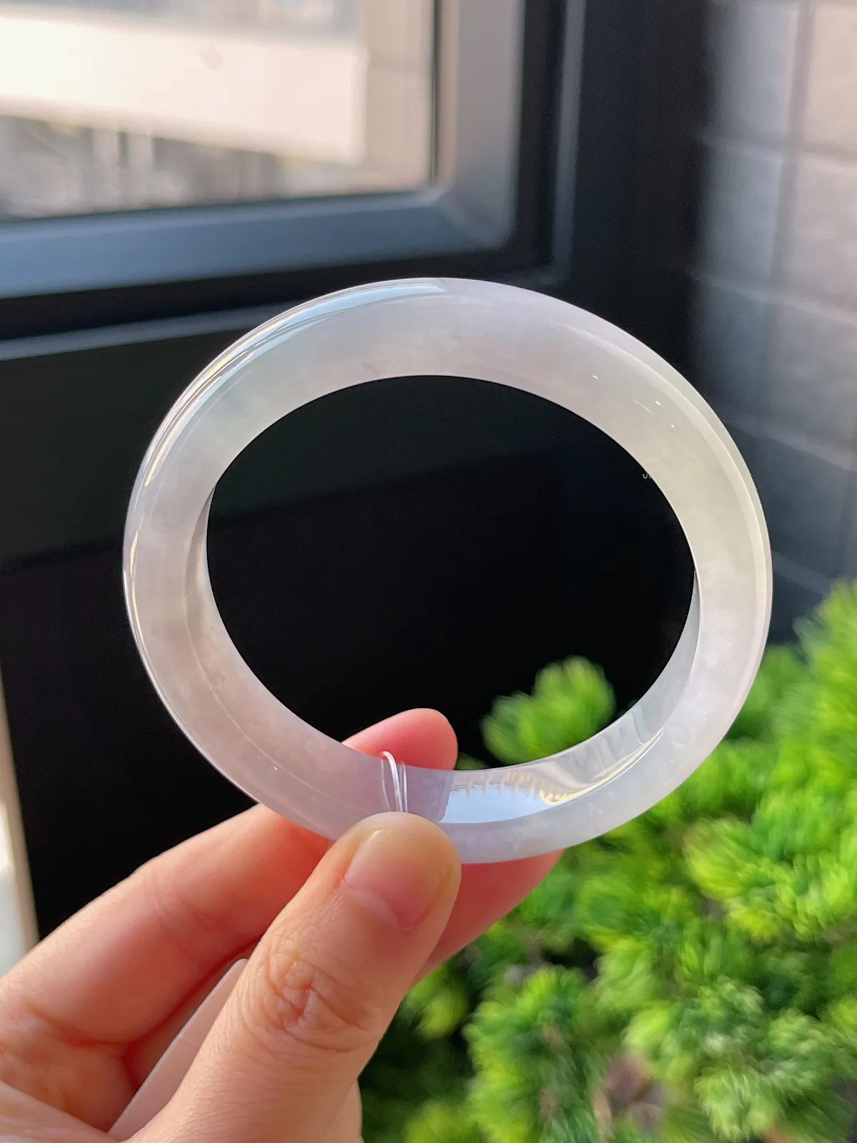 正圈56圈口，翡翠冰糯种淡绿色手镯