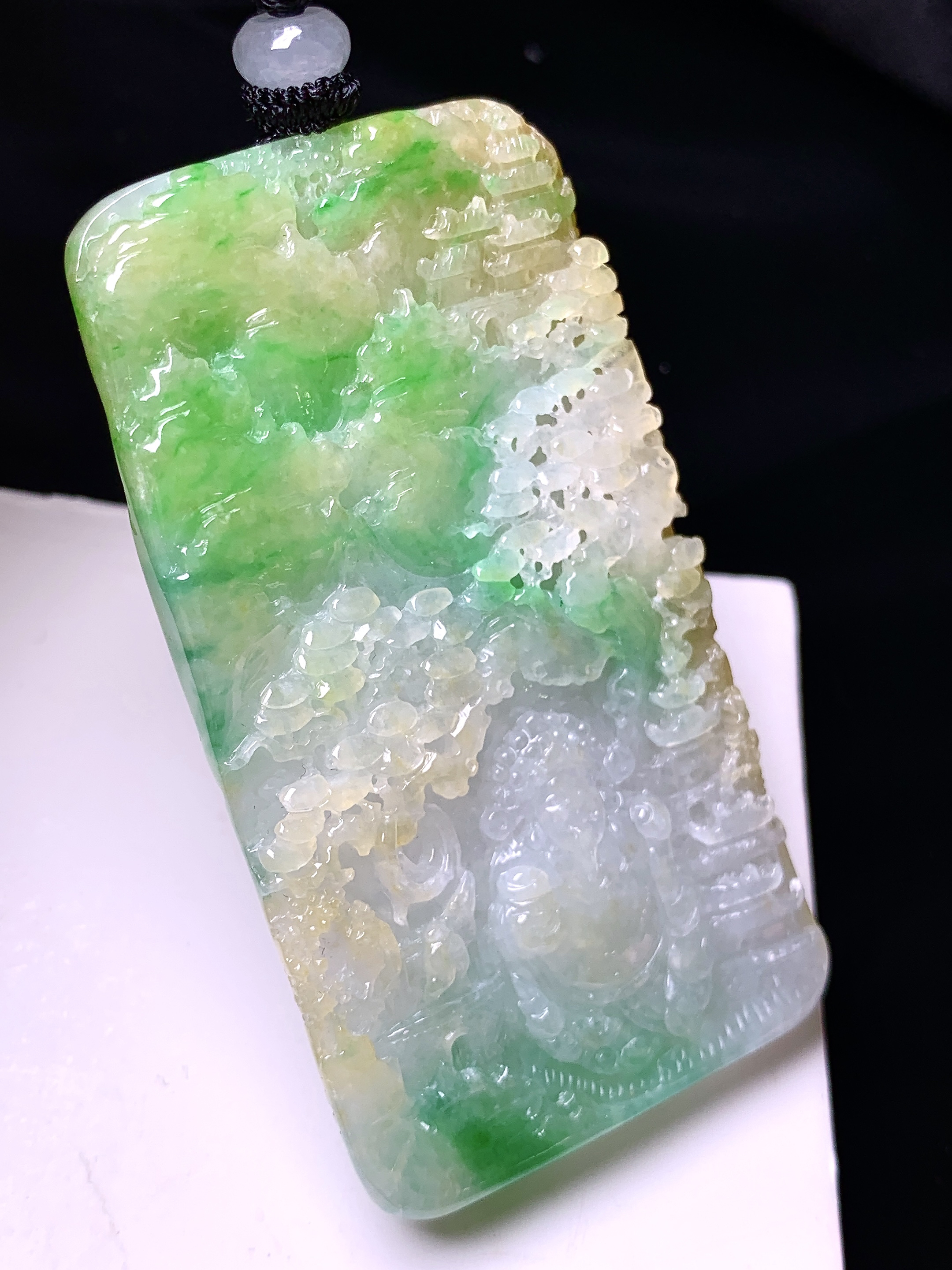 飘黄绿翡山水牌子吊坠 玉质细腻 色泽清新艳丽 整体尺寸62.5*34.6*5.6