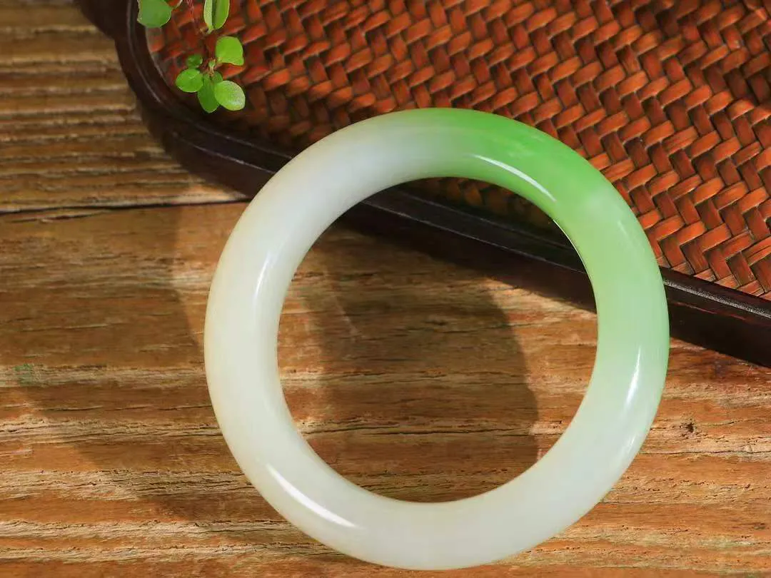 【翠色怡人.手镯】

让开让开[吃瓜]重器来了～️️
好久没见过这么白底色的翠青手镯[吃瓜]
同料所出，翠白分明，翠色青翠鲜艳，白肉干净纯正。收藏传家臻品。重101.7克  尺寸56-17.5-11mm  FDY-451152184