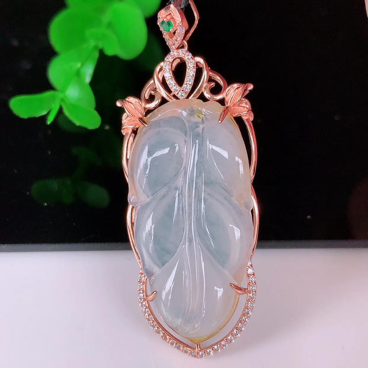 冰种翡翠925银镶嵌叶子吊坠，自然光实拍，翠色灵动，颜色漂亮，种老水足，品相佳，佩戴佳品！#038.4整体51*19.5*6.5裸石32.5*17