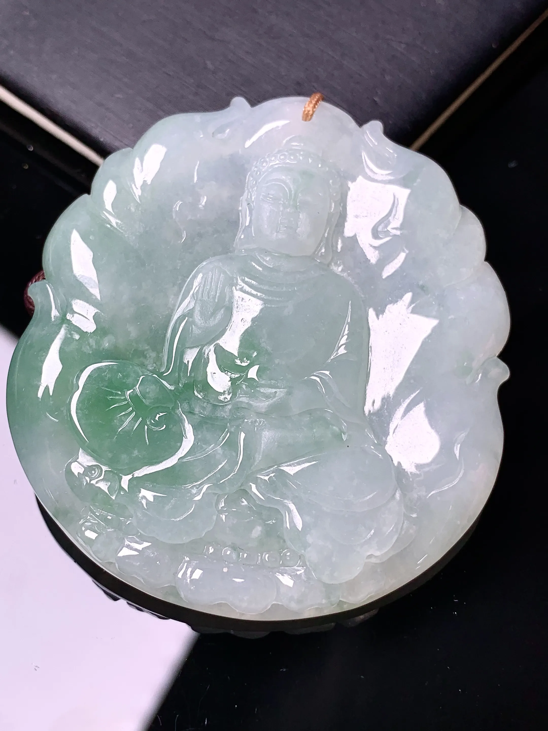 飘绿大日如来吊坠 玉质细腻 色泽清新艳丽 整体尺寸50.5*45.5*5.5