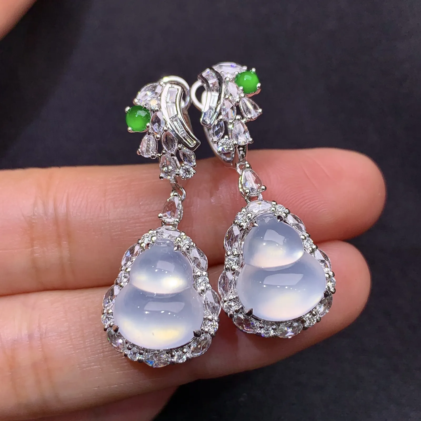 18k金钻镶嵌冰种葫芦耳坠 搭配小阳绿蛋面镶嵌 玉质水润细腻 清新透亮 整体尺寸35.5*13.6*