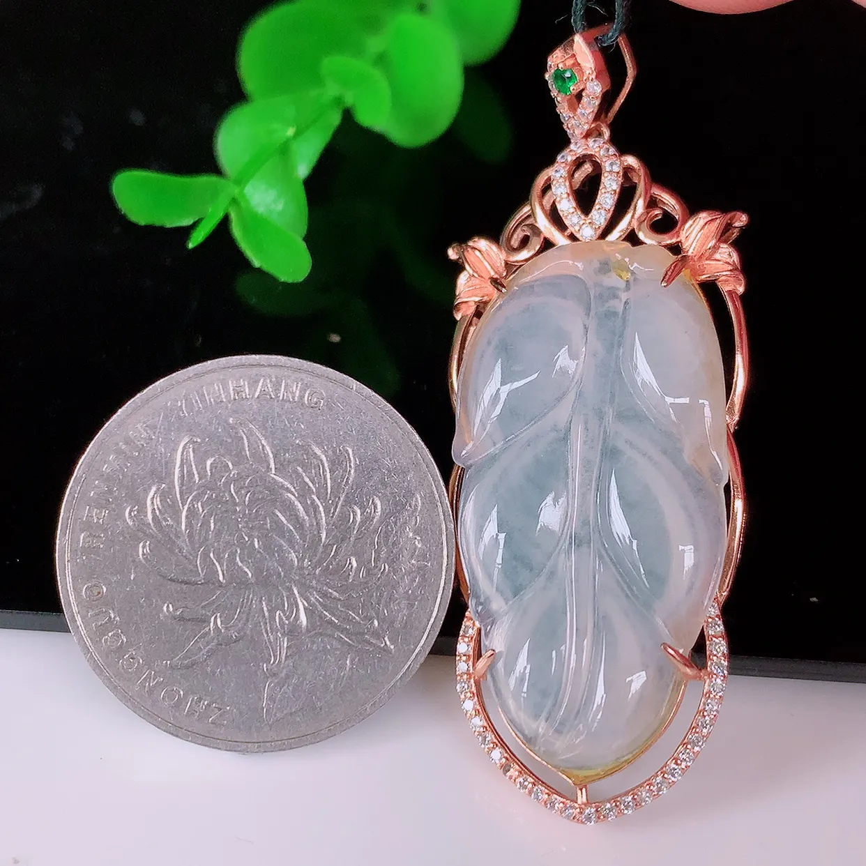 冰种翡翠925银镶嵌叶子吊坠，自然光实拍，翠色灵动，颜色漂亮，种老水足，品相佳，佩戴佳品！#038.4整体51*19.5*6.5裸石32.5*17