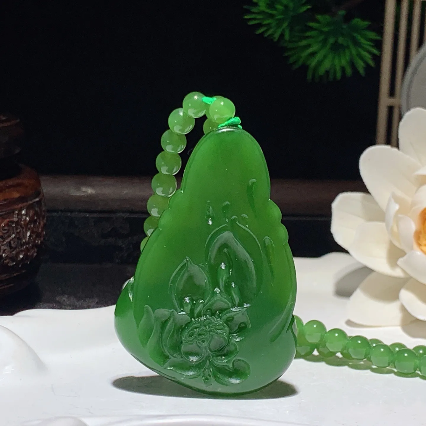 和田玉阳绿俄罗斯碧玉坐莲观音挂件 尺寸50/35/9重44.4克。玉质细腻油润。手推出油。佩戴高端典雅。lt260127