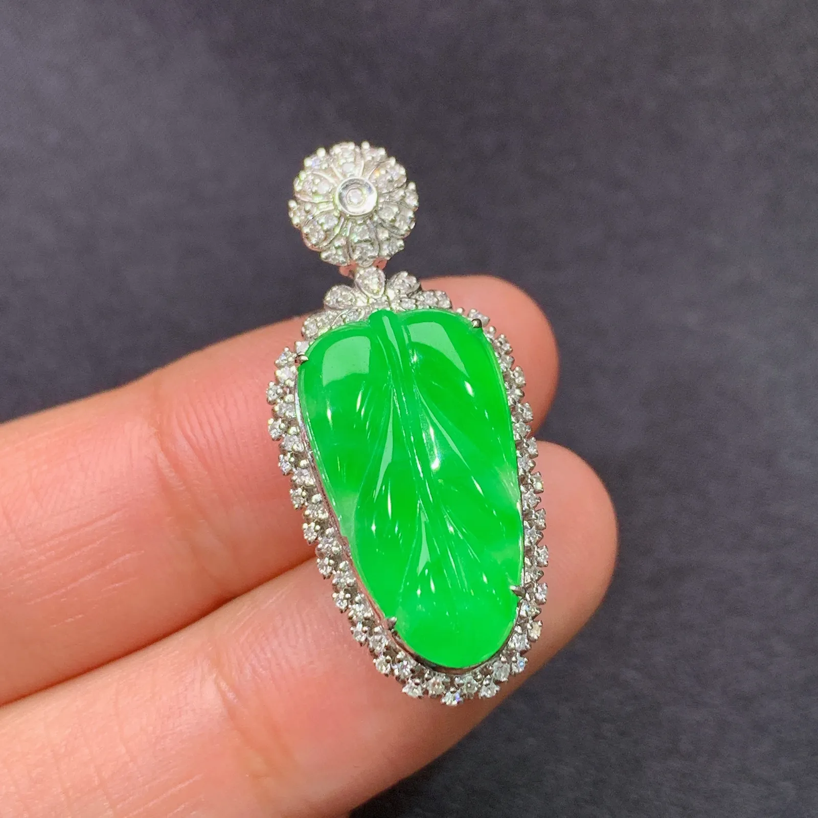 阳绿树叶吊坠，18k金镶嵌，冰润色阳，玉质细腻，种水足，Yt 尺寸30.7*13.9*8.4