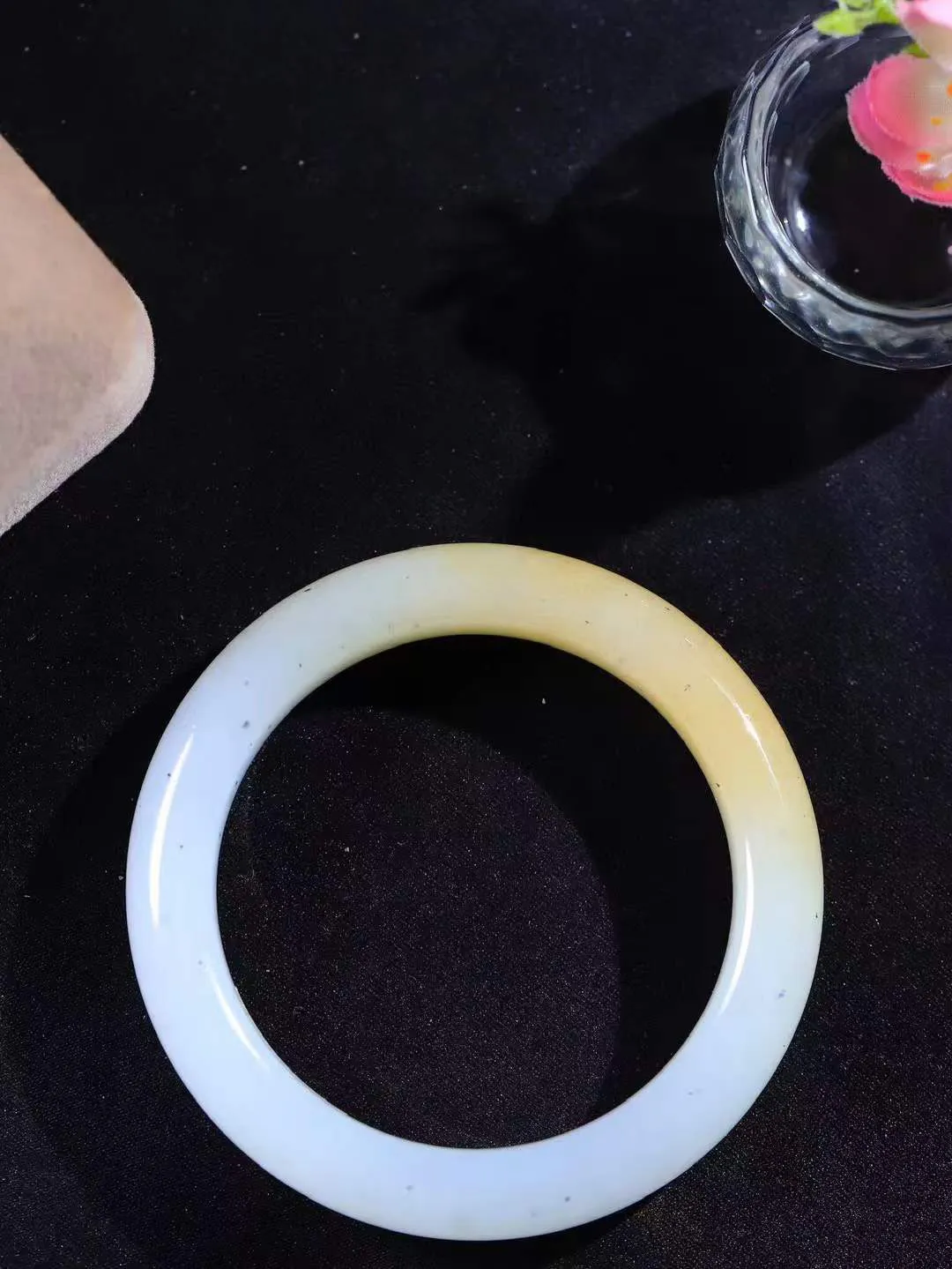 【腕间柔情.手镯】   

精品和田玉糖白点墨手镯 玉质温润细腻 油性十足 古朴秀雅 轻抚岁月的栏杆软香温玉，腕间玉镯轻轻晃动，令人情动心间，撷一缕月末的芬芳，把心思铺陈，时光静美，惟有你最温柔。重55克   尺寸52.5-12.4-9.3mm  46102555A