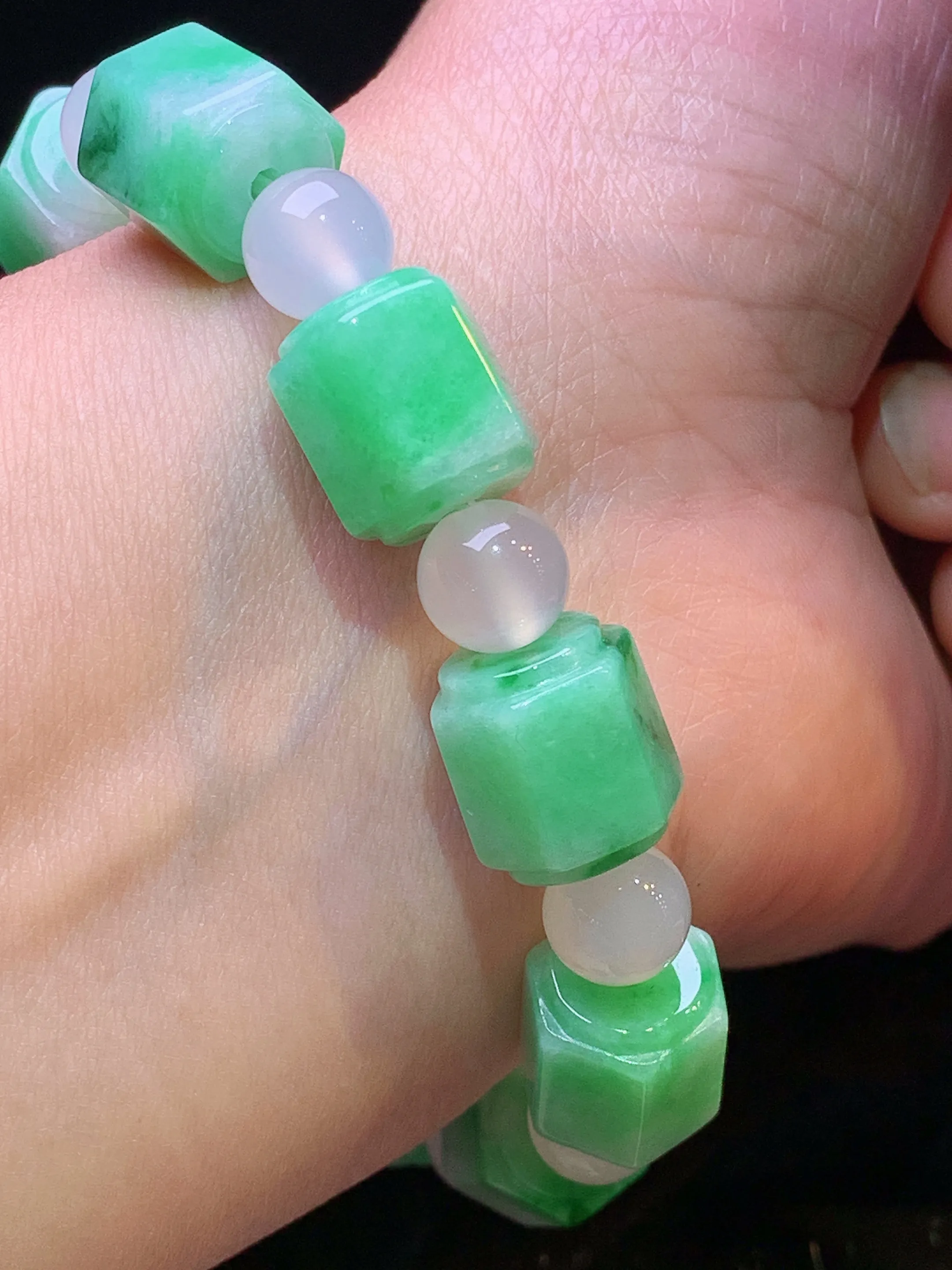 飘绿路路通手链 玉质细腻 色泽清新艳丽 整体尺寸10.2*11.5