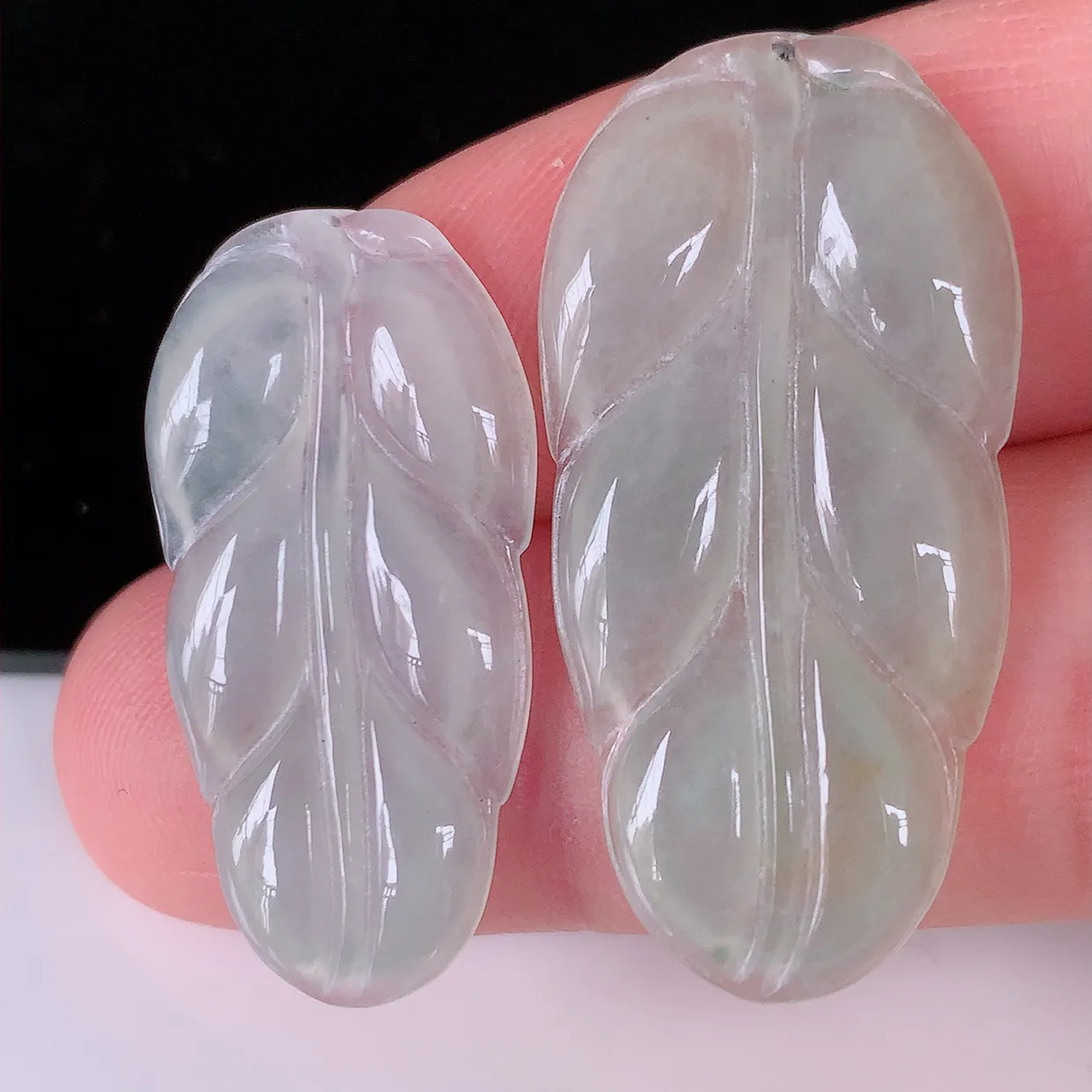 自然光实拍，冰翡翠叶子吊坠 ，种水足，色泽清新，工艺精湛，叶子寓意美好；金枝玉叶，事业有成。#035.4尺寸36-18-3.2，31-16-3mm