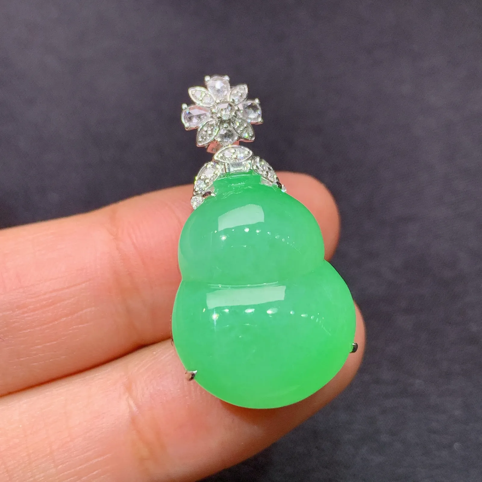 果绿葫芦吊坠，18k金镶嵌，冰润色阳，玉质细腻，种水足，Ysj 尺寸30.3*16.1*12.9