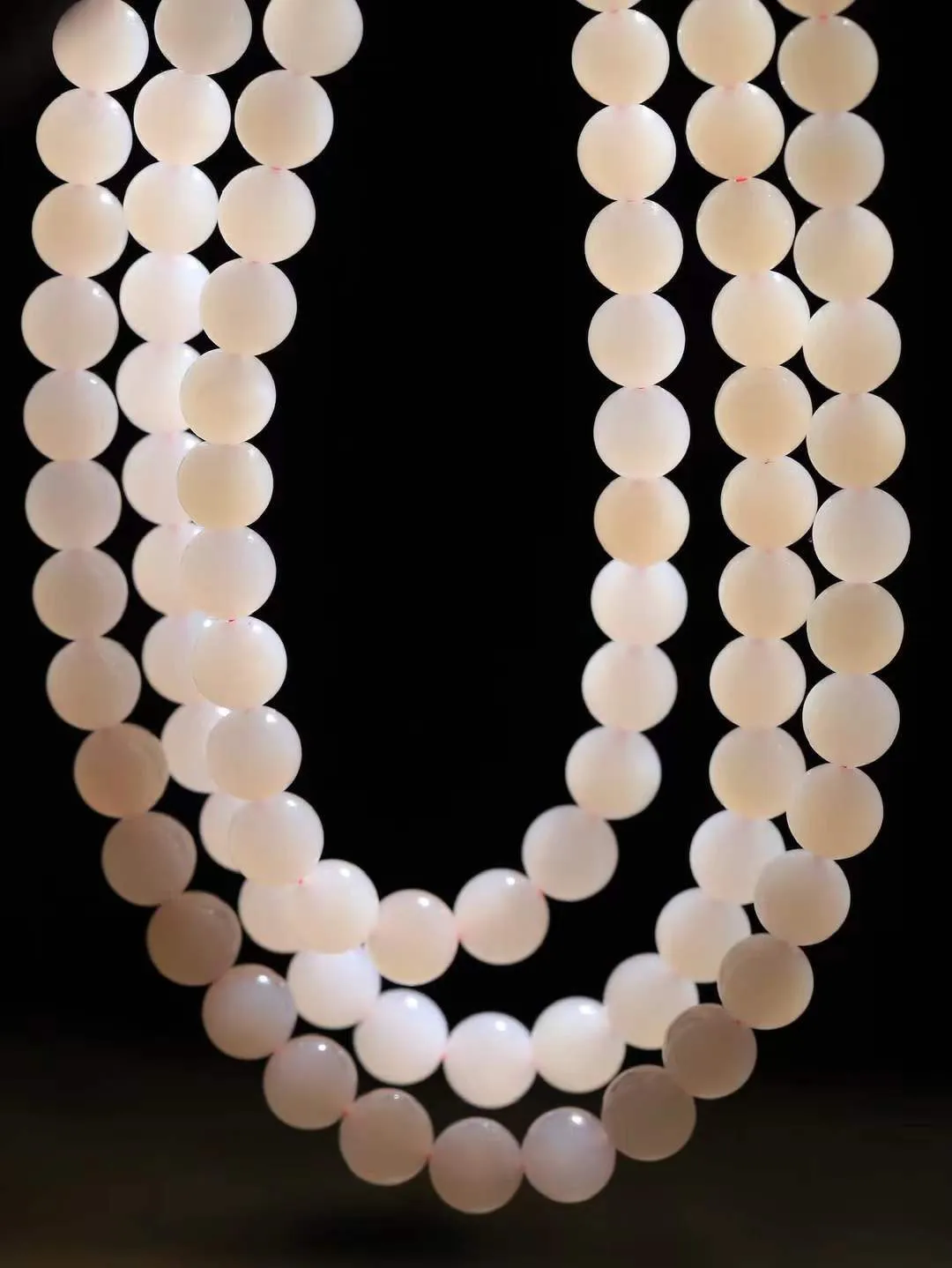 【珠圆玉润.项链】

精品和田玉藕粉珠圆玉润项链 玉质细腻油润 饱满光滑 质朴无华，悠远简单，人心境界远，百世修炼深，心灵常驻善意持，觉悟人生百世修。重140.6克 尺寸取一9.4mm  FDL-22142622