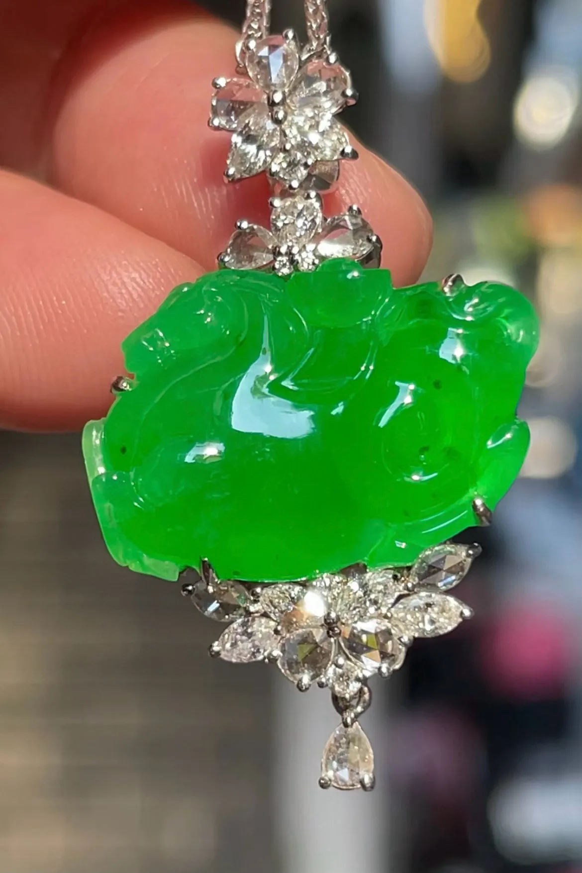 【高冰正阳绿，唐马】
饱满，通透水润，玉质细腻，翠色鲜艳，18k金奢华钻石镶嵌️