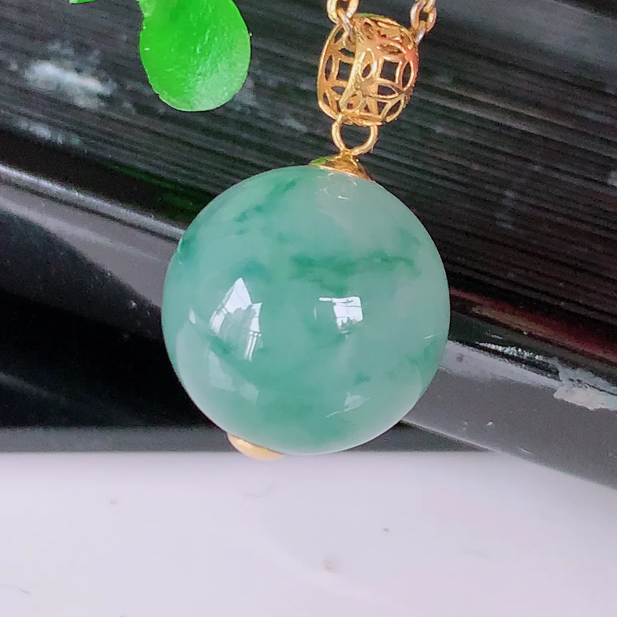 自然光实拍，18K金镶嵌冰飘花翡翠圆珠、转运珠吊坠，寓意“时来运转，财源滚滚” 寓意佳，荧光灼灼，转