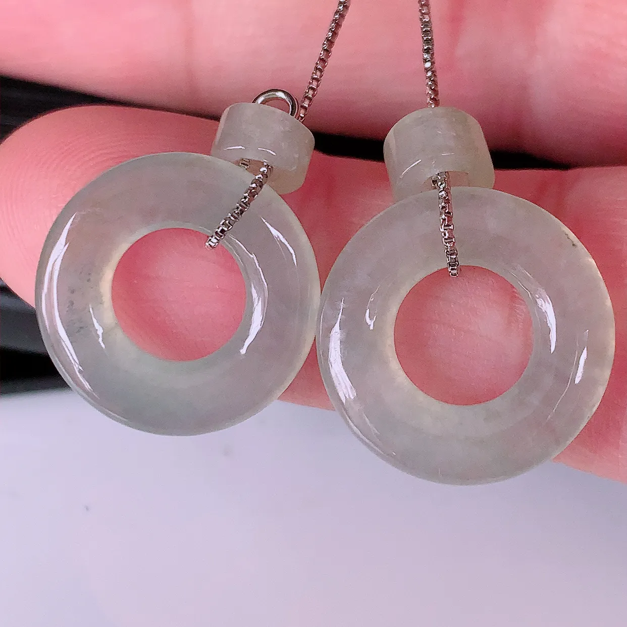 自然光实拍，冰种翡翠一对平安扣耳坠，翠色灵动，玉质细腻，颜色漂亮，品相佳，佩戴佳品！配银线 #130.4平安扣尺寸16-2.8mm