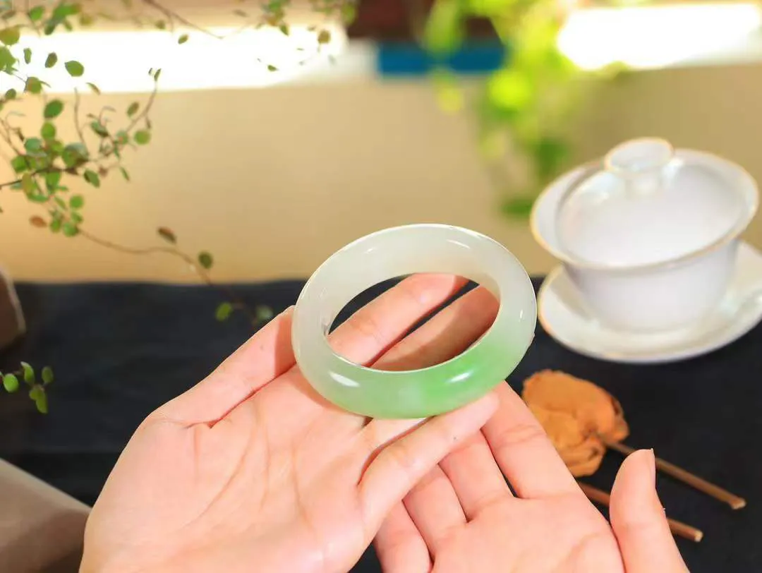 【翠色怡人.手镯】

让开让开[吃瓜]重器来了～️️
好久没见过这么白底色的翠青手镯[吃瓜]
同