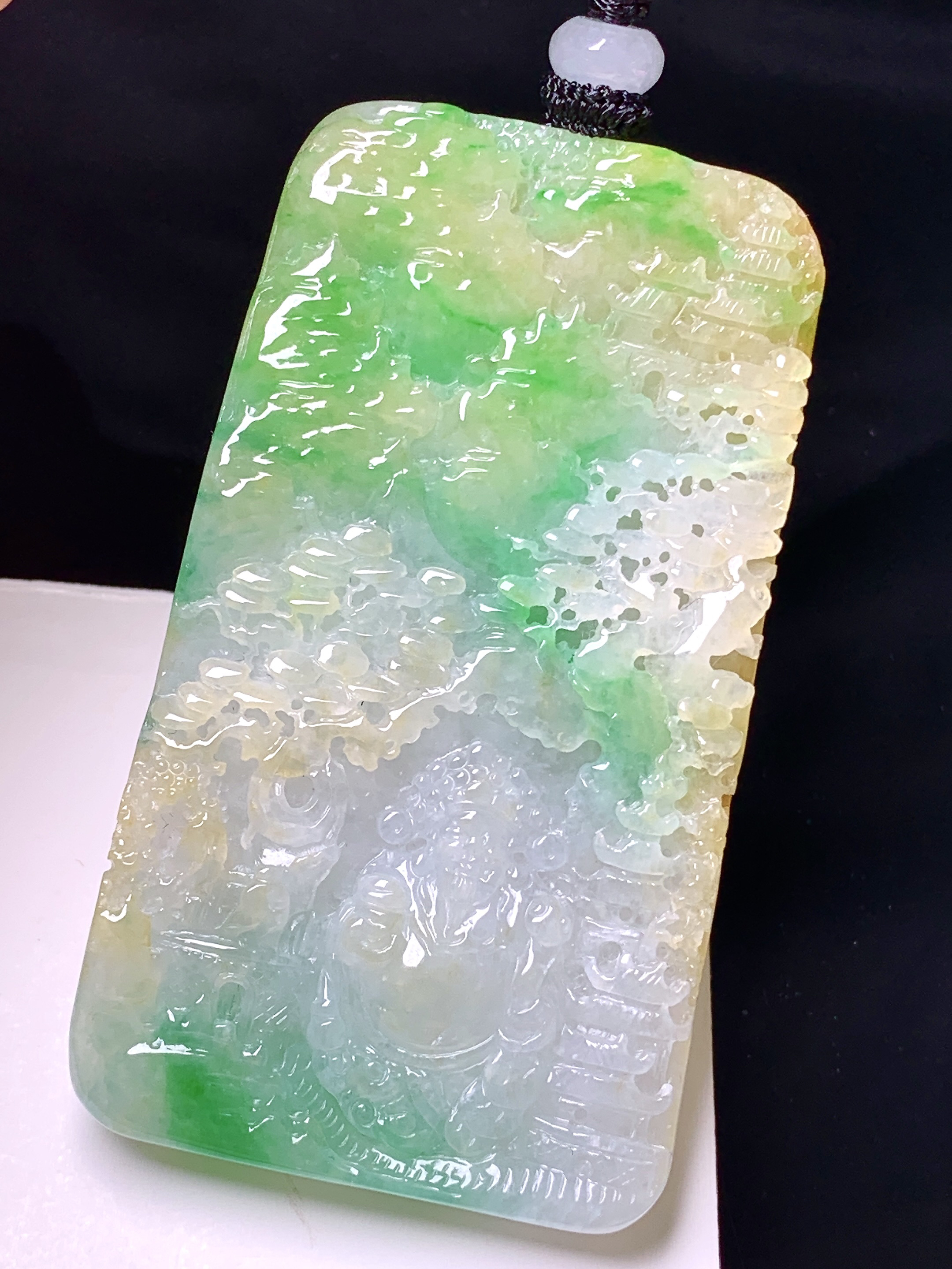 飘黄绿翡山水牌子吊坠 玉质细腻 色泽清新艳丽 整体尺寸62.5*34.6*5.6