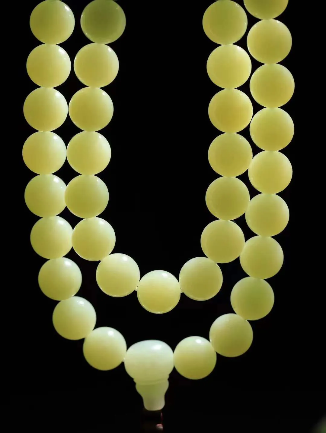 【珠圆玉润.挂链】

精品和田玉黄口珠圆玉润挂链 玉质温润细腻 油性十足 佩戴舒适。珠珠落玉盘，间关莺语花底滑，一生美好时光，无论身在何处，都有它相伴相守。事事顺遂，幸福美满，吉祥如意。重135克 尺寸取一12mm 45102533A