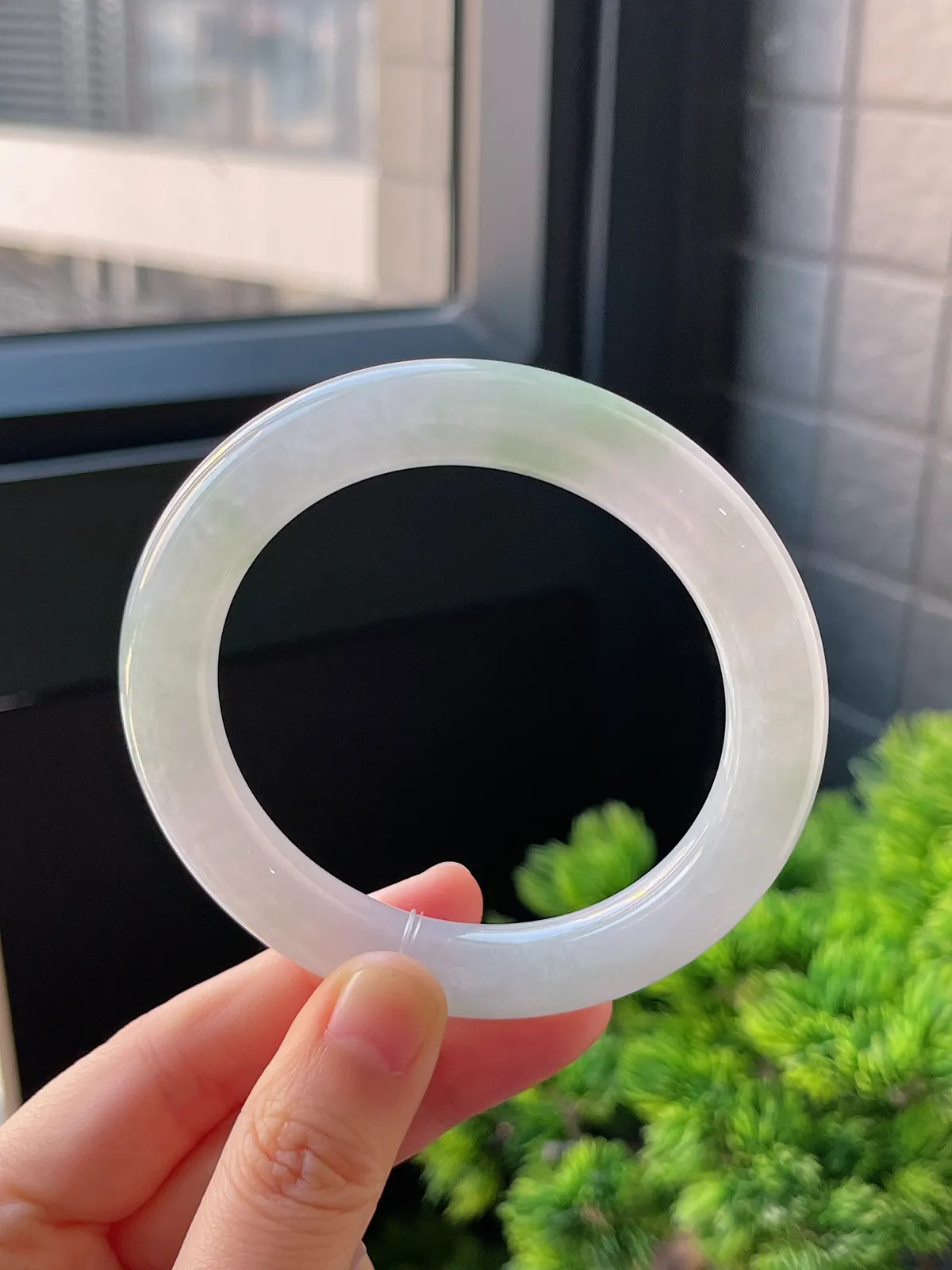 圆镯56圈口，翡翠冰糯种淡绿色手镯