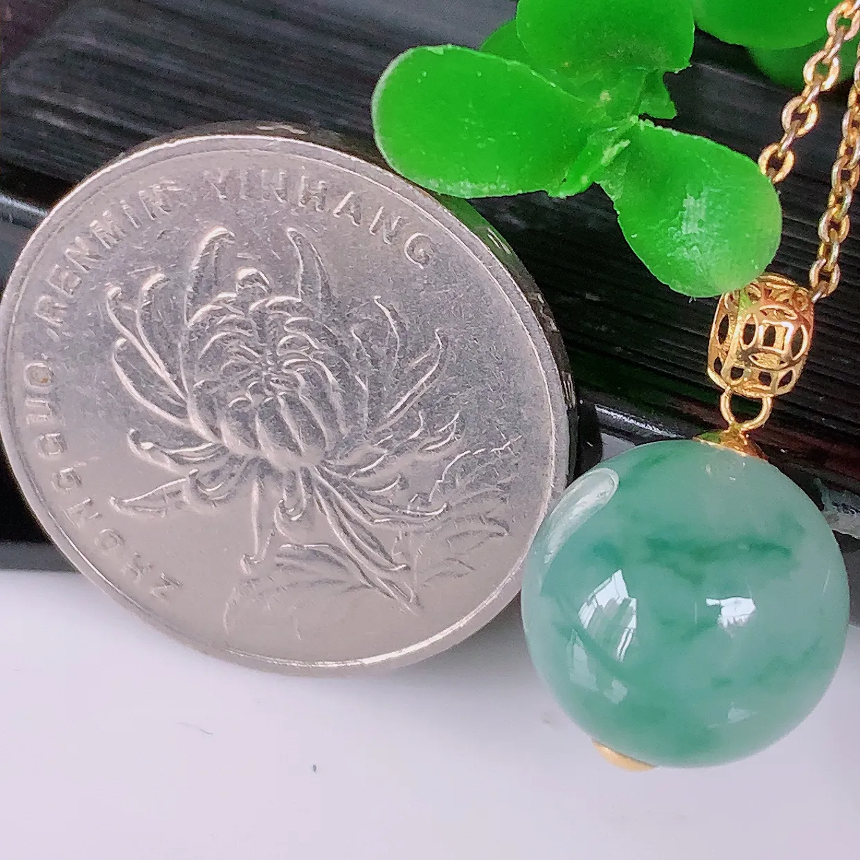自然光实拍，18K金镶嵌冰飘花翡翠圆珠、转运珠吊坠，寓意“时来运转，财源滚滚” 寓意佳，荧光灼灼，转运珠佩戴时尚优雅！#032.4整体19.5裸石12.5