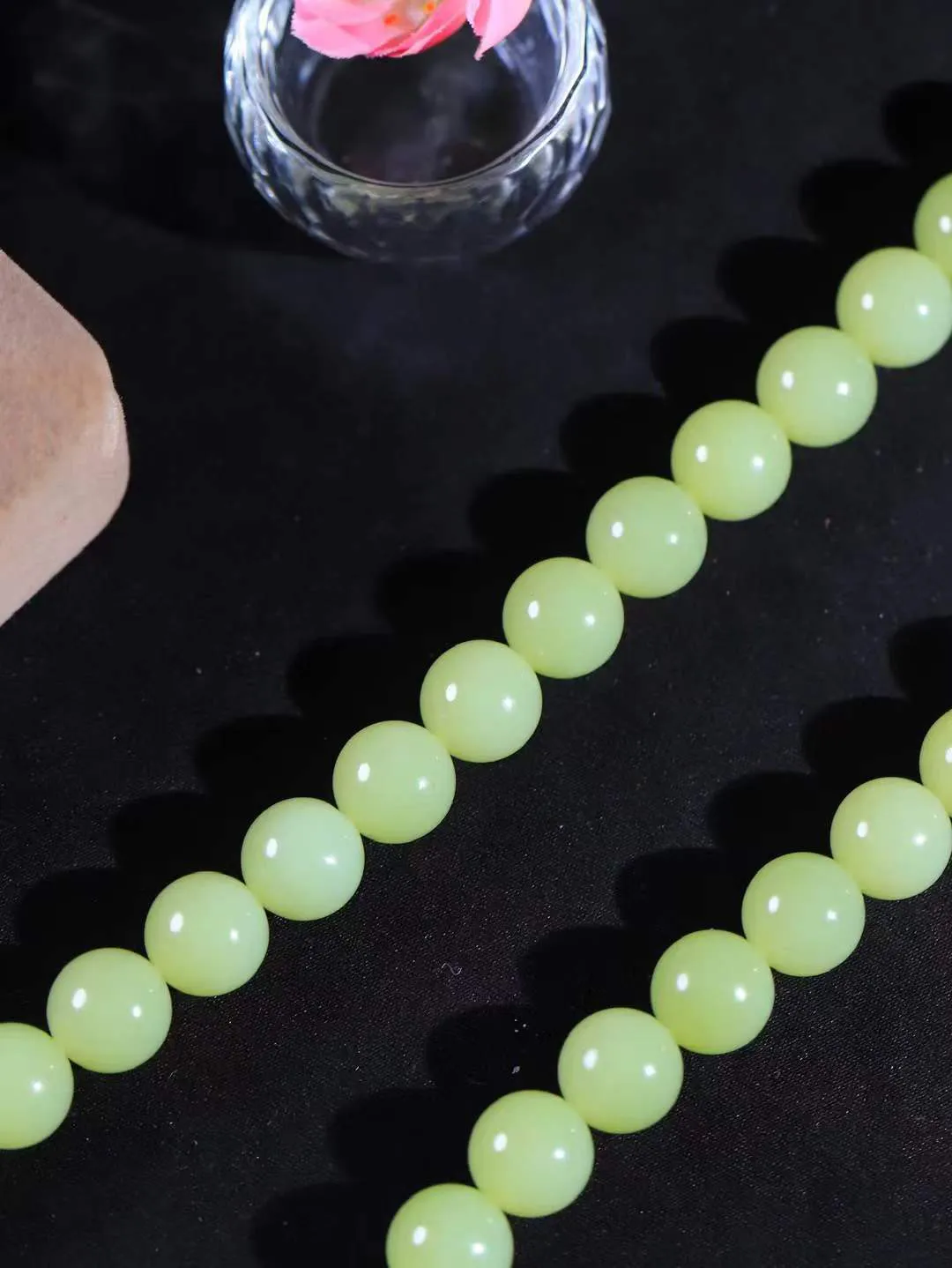 【珠圆玉润.挂链】

精品和田玉黄口珠圆玉润挂链 玉质温润细腻 油性十足 佩戴舒适。珠珠落玉盘，间关莺语花底滑，一生美好时光，无论身在何处，都有它相伴相守。事事顺遂，幸福美满，吉祥如意。重135克 尺寸取一12mm 45102533A