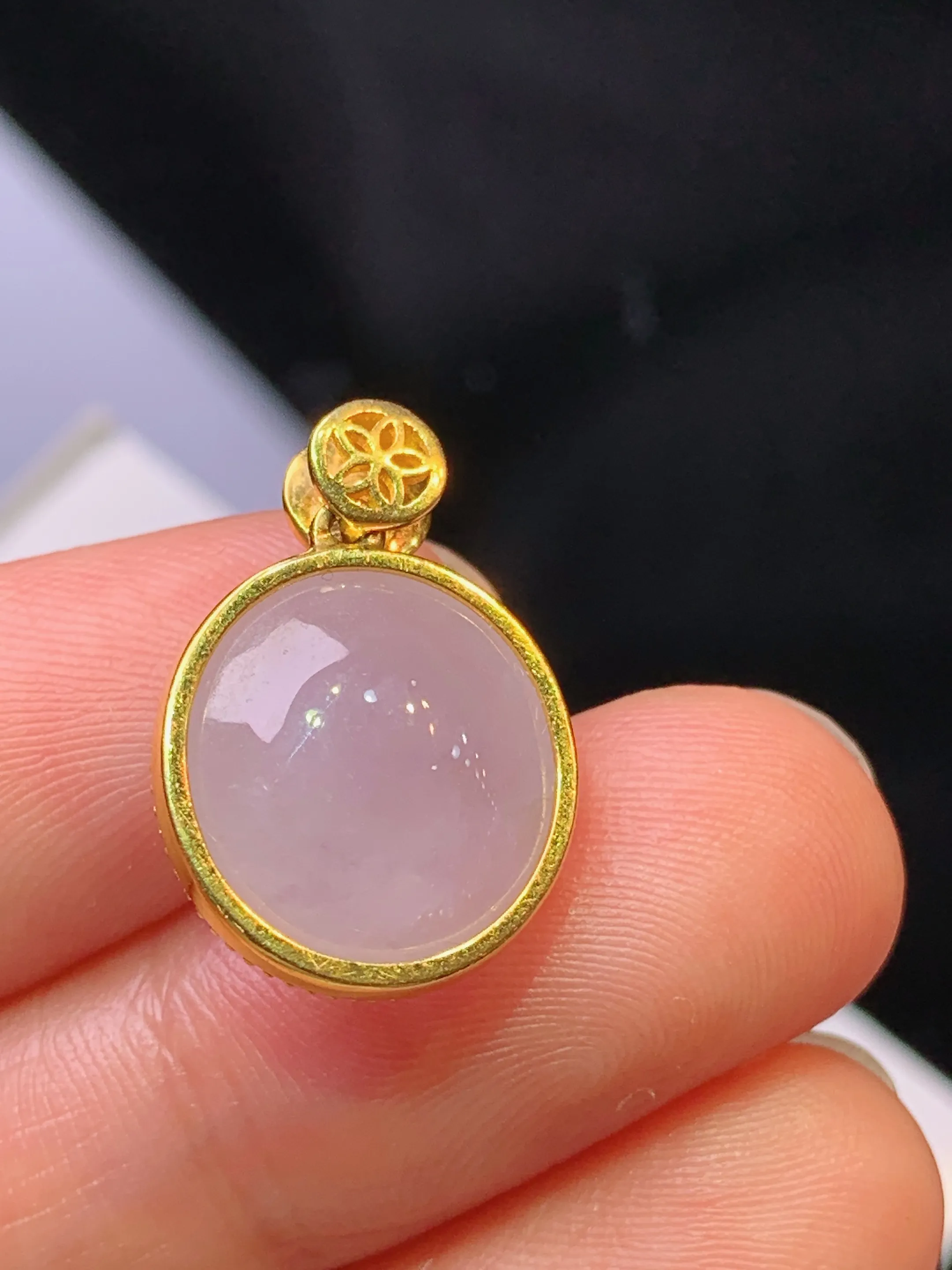 18k金镶嵌淡紫罗兰蛋面吊坠 玉质细腻 色泽清新艳丽 整体尺寸19.7*13*8