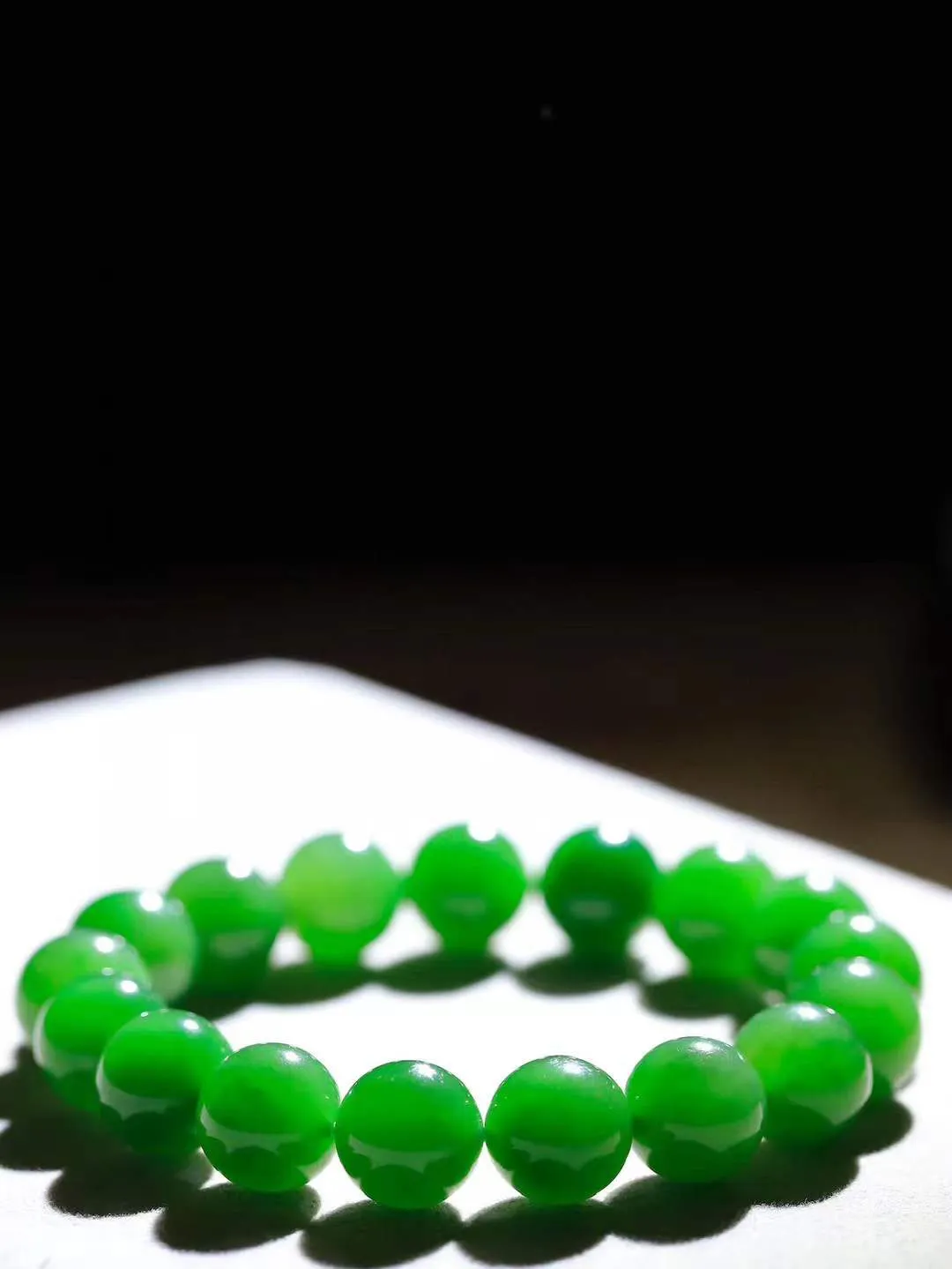 【珠圆玉润.手串】

收藏级臻品️和田玉碧玉珠圆玉润手串 玉质温润细腻  整串打磨圆润，佩戴舒适。珠珠落玉盘，间关莺语花底滑，一生美好时光，无论身在何处，都有它相伴相守。事事顺遂，幸福美满，吉祥如意。重44.3克 尺寸取一11.8mm  FDA-22102737