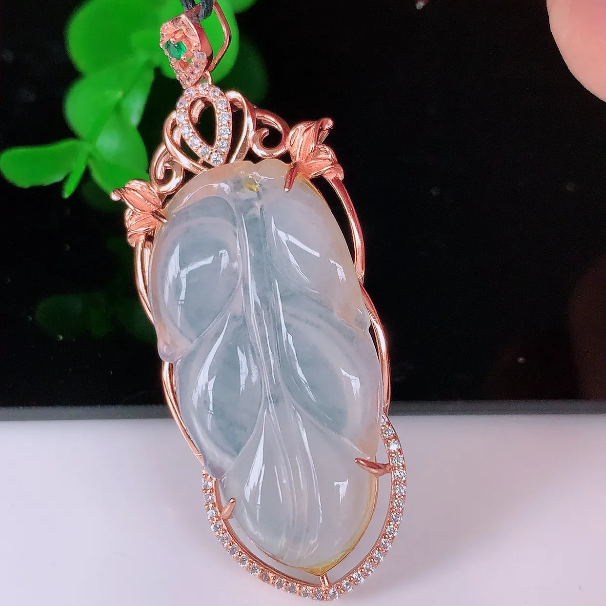 冰种翡翠925银镶嵌叶子吊坠，自然光实拍，翠色灵动，颜色漂亮，种老水足，品相佳，佩戴佳品！#038.4整体51*19.5*6.5裸石32.5*17