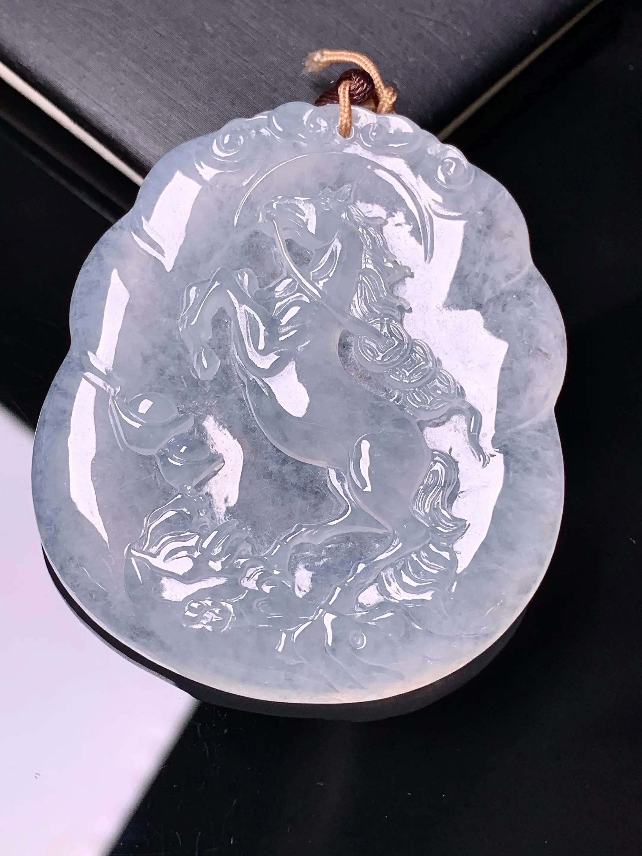 冰种生肖马吊坠 玉质细腻 色泽清新艳丽 整体尺寸50.5*42.8*4.8