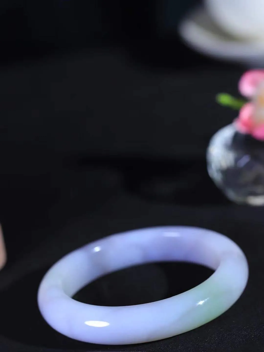 【婉约佳人.手镯】

精品和田玉三色手镯 玉质温润细腻 油性十足 手感舒适，高华雅逸，线条流畅，简约大气，美自天成，素雅高贵。佩戴于腕间，婉约之美，举手投足间透出那份低调奢华。重48.7克 内径52mm  尺寸12-8.7mm   FDA-66152634