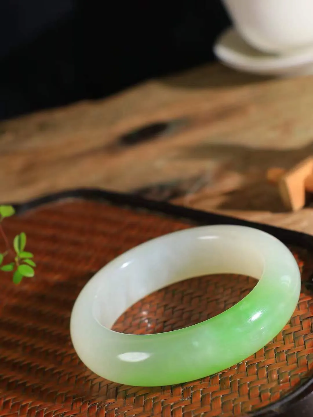 【翠色怡人.手镯】

让开让开[吃瓜]重器来了～️️
好久没见过这么白底色的翠青手镯[吃瓜]
同料所出，翠白分明，翠色青翠鲜艳，白肉干净纯正。收藏传家臻品。重101.7克  尺寸56-17.5-11mm  FDY-451152184