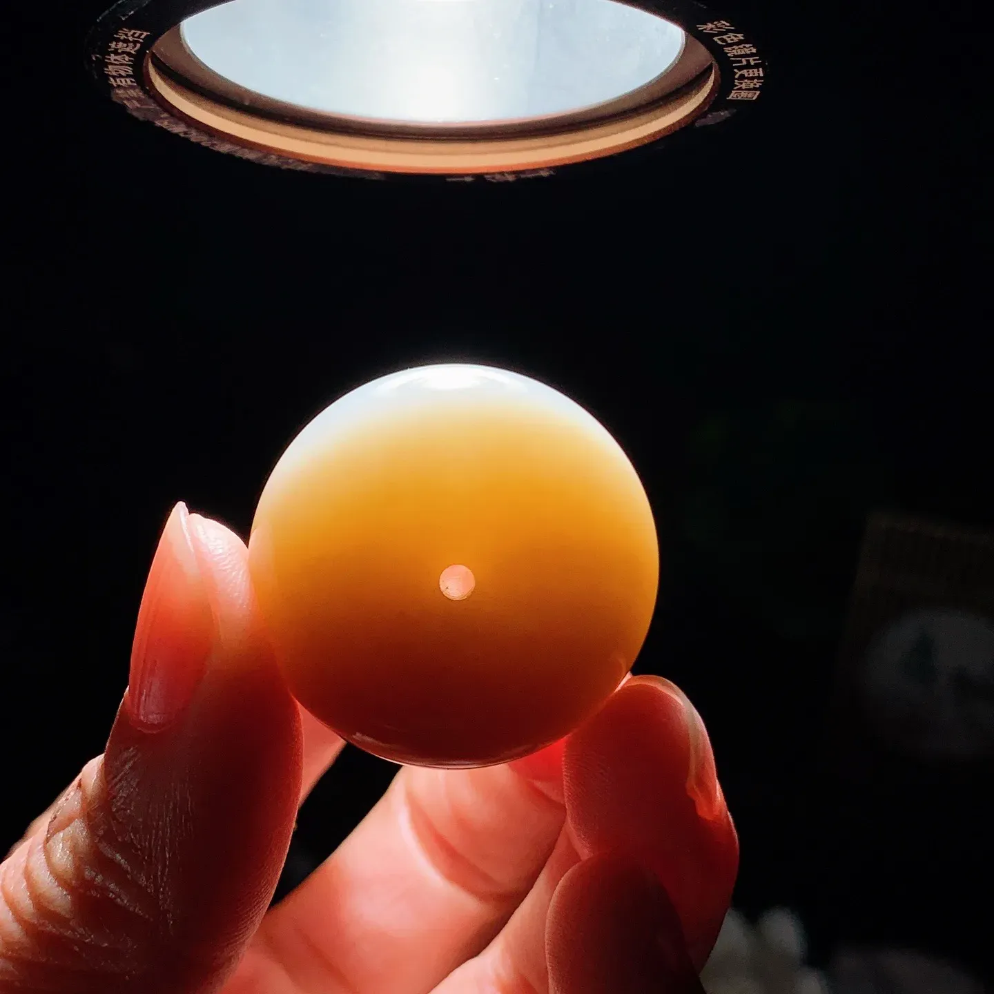 和田玉且末糖平安扣挂件 尺寸30/15重25.3克。玉质细腻油润。手推出油。佩戴高端典雅。lt260127