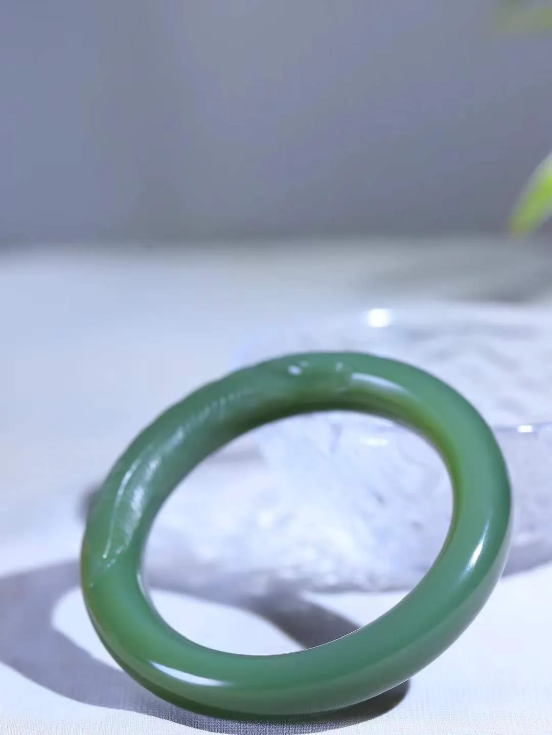 【碧色荡漾·手镯】

精品️和田玉碧玉手镯，玉质细腻温润，手感舒适，️线条流畅，简约大气，美自天成，佩戴于腕间，婉约之美，举手投足间透出那份低调奢华，醉人心扉。重67.7克 内径圈口55mm尺寸12.7-10.5mm FDL-77102532