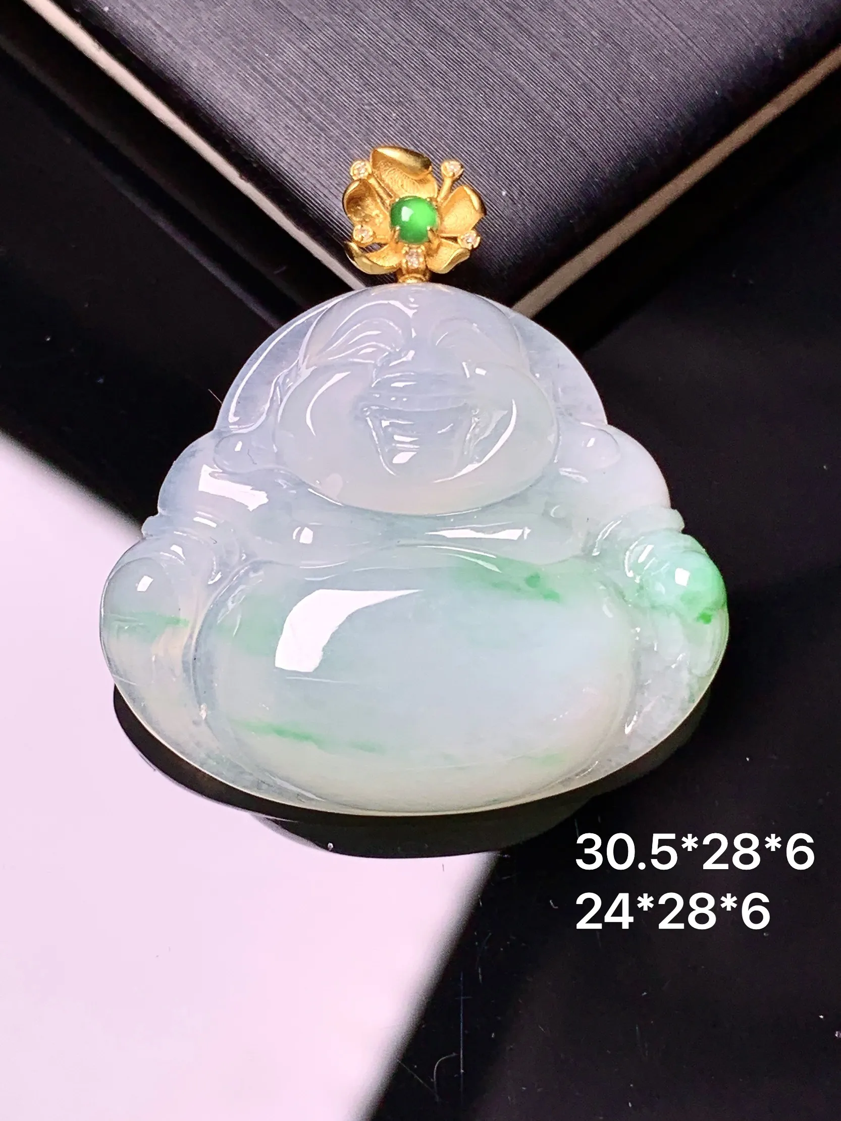 18k金钻镶嵌飘绿佛公吊坠 玉质细腻 色泽清新艳丽 整体尺寸30.5*28*6