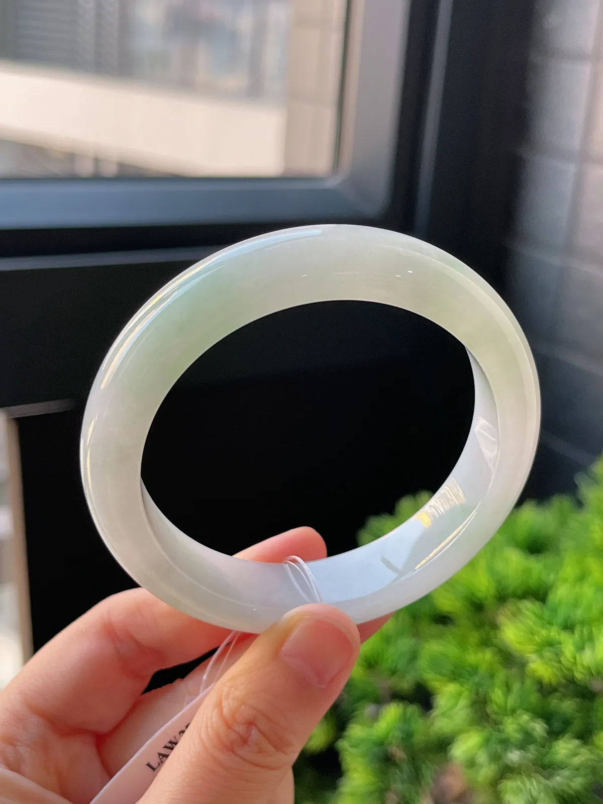 正圈56.5圈口，翡翠冰糯种浅绿色手镯