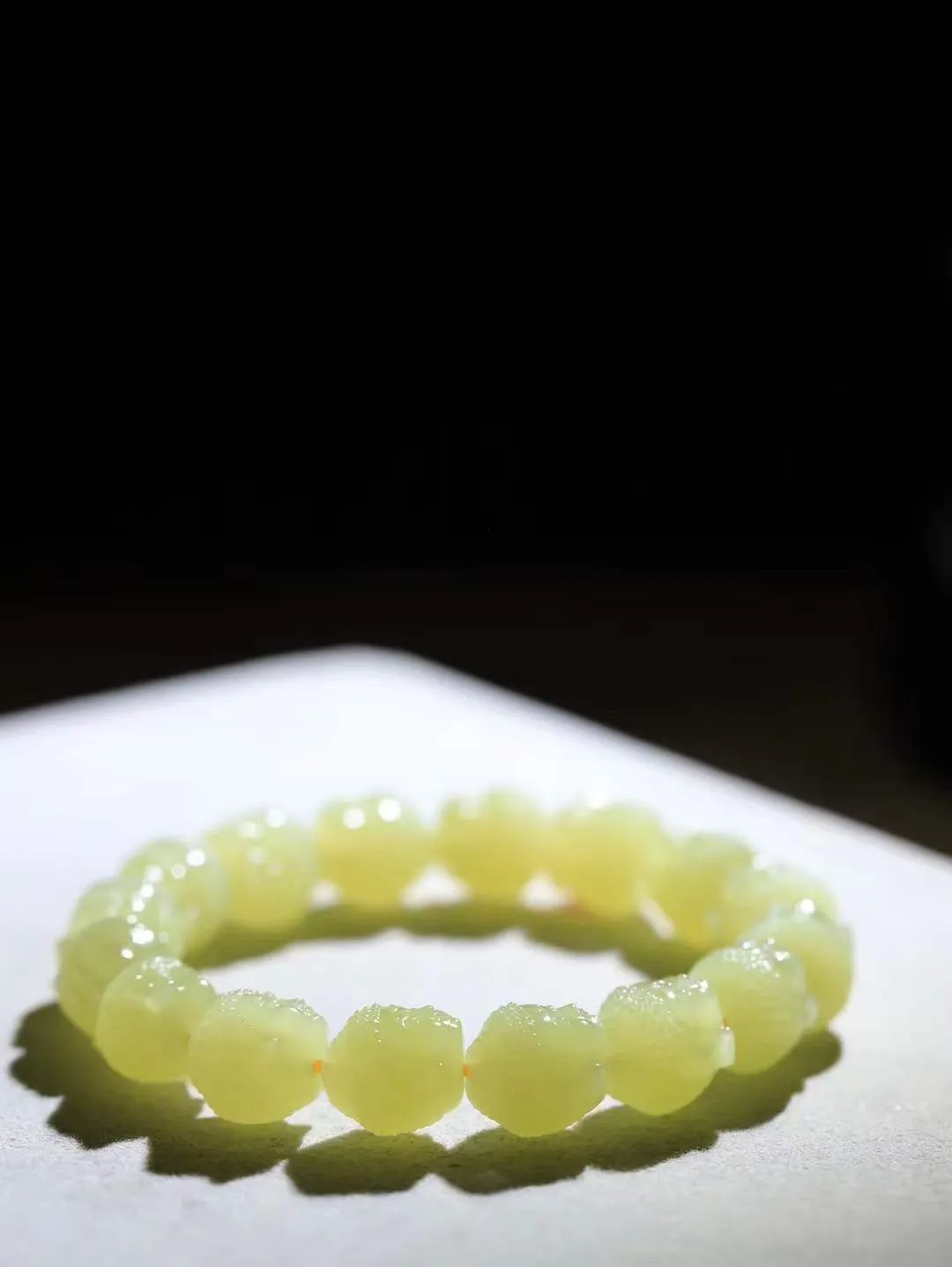 【佛佑众生.手串】

精品和田玉黄口佛头手串，玉质温润细腻，油性十足，️精雕佛像，面容慈祥，憨态可掬，佛祖能利益安乐一切众生，满足一切愿求。给佩戴者带来平安与慈悲，永保平安。
尺寸取一13-11.5-11.8mm 重41克 fDA-89132700